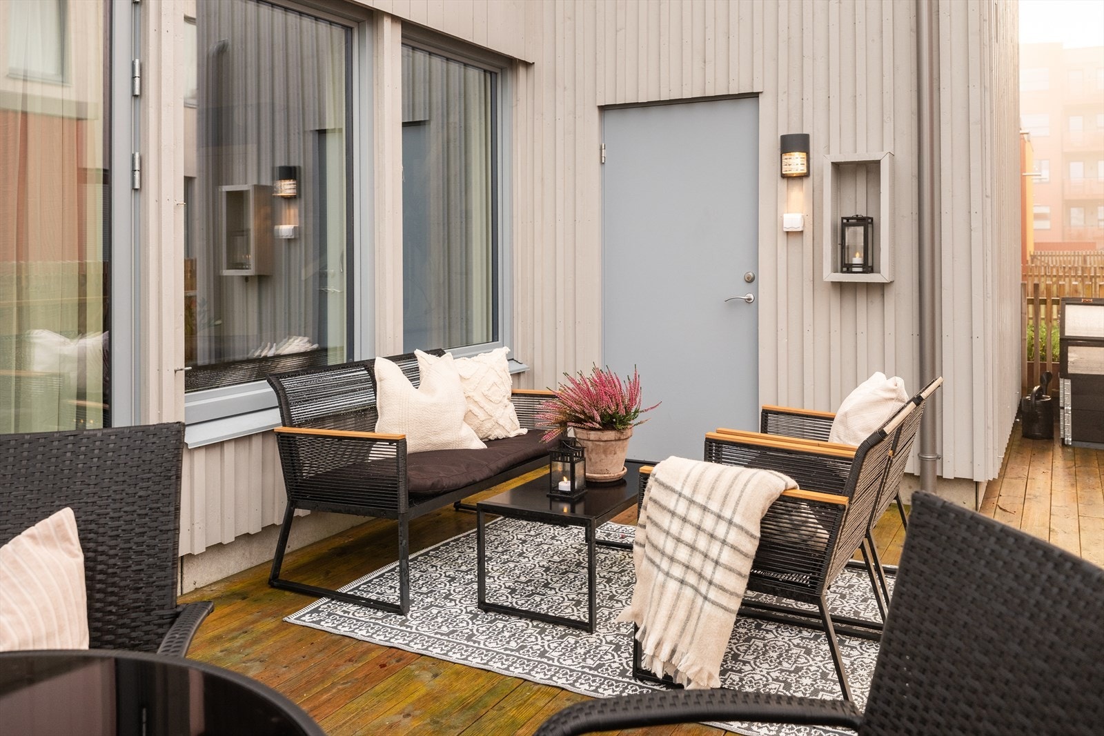 På terrassen har man en ekstern bod på 6,5m² med rikelig av lagringsplass. Boden har eget stikk. Videre medfølger parkeringsplass i oppvarmet kjeller med montert elbillader. Galleribilde