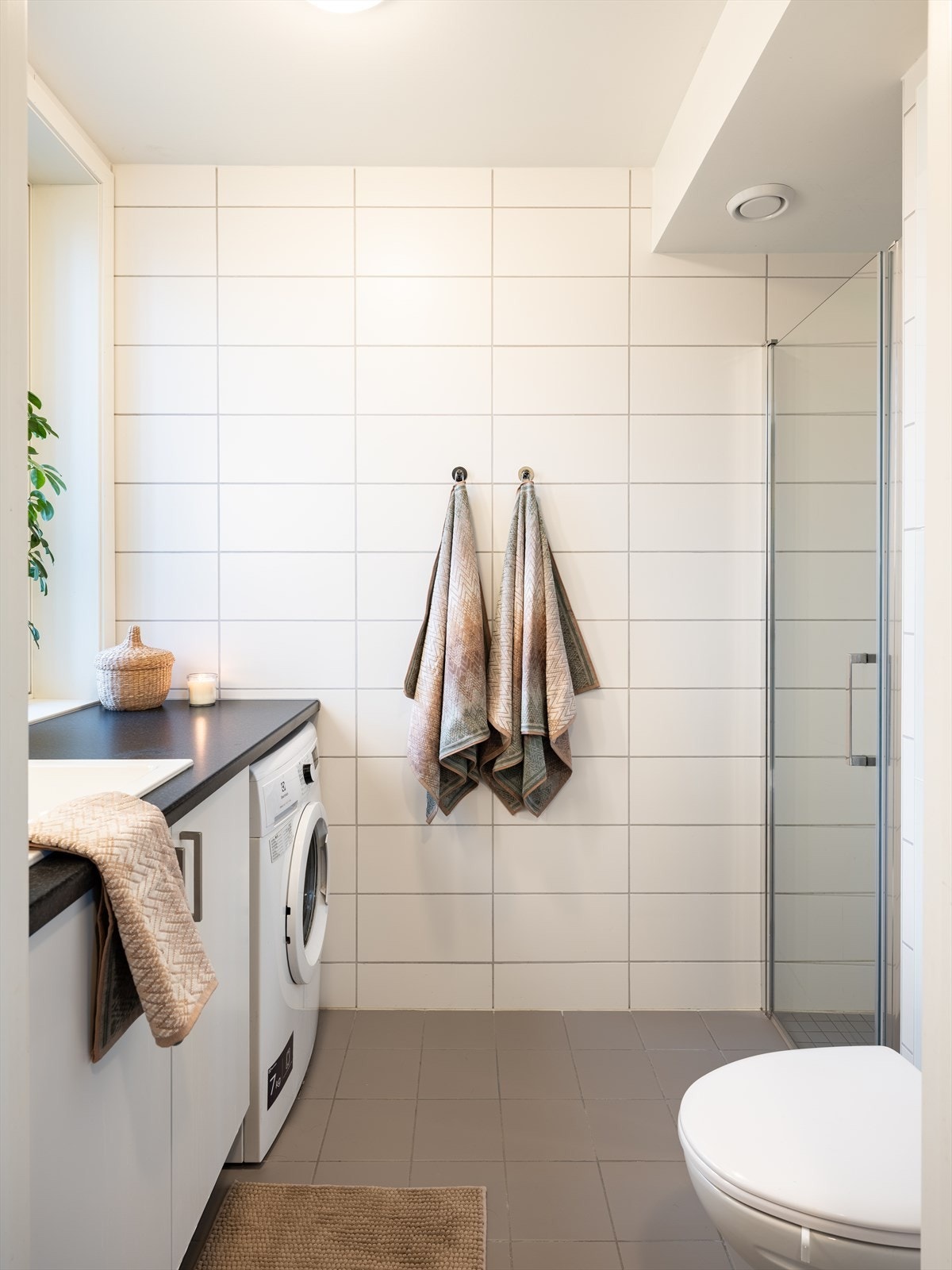 Blant andre kvaliteter har man varme i gulv, opplegg for vaskemaskin, vegghengt WC og et svært praktisk dusjhjørne. Galleribilde