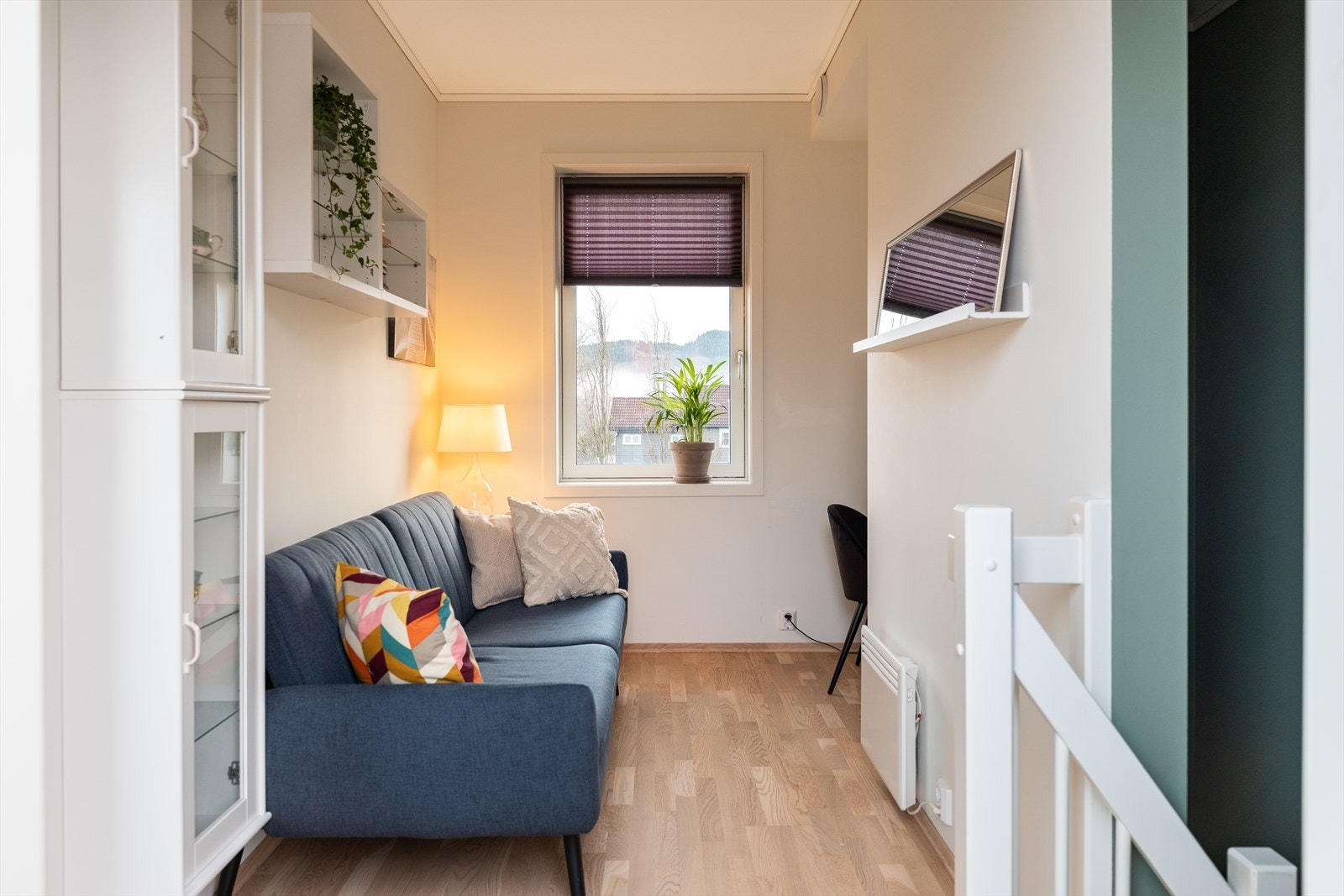 Når man kommer opp i andre etasje møtes man av en loftstue på 11m². Med en stue i hver etasje kan man enkelt trekke seg tilbake. Galleribilde