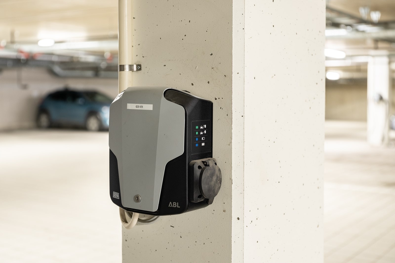 Det er etablert elbillader på parkeringsplassen. Kostnaden for lading faktureres forskuddsvis på kr. 400,- per måned, og og avregnes årlig etter forbruk. Galleribilde