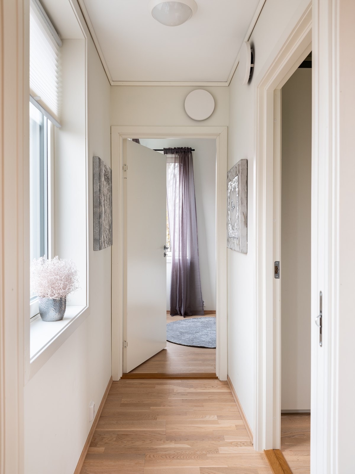 Tilknyttet gangen i andre etasje finner man begge soverommene. Galleribilde