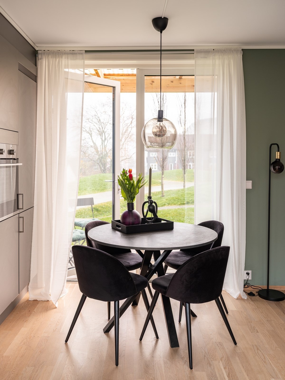 Fra stuerommet er det utgang til begge terrassene. Området er rolig og uten gjennomgangstrafikk. Veien i forkant av boligen er kun for gående. Galleribilde