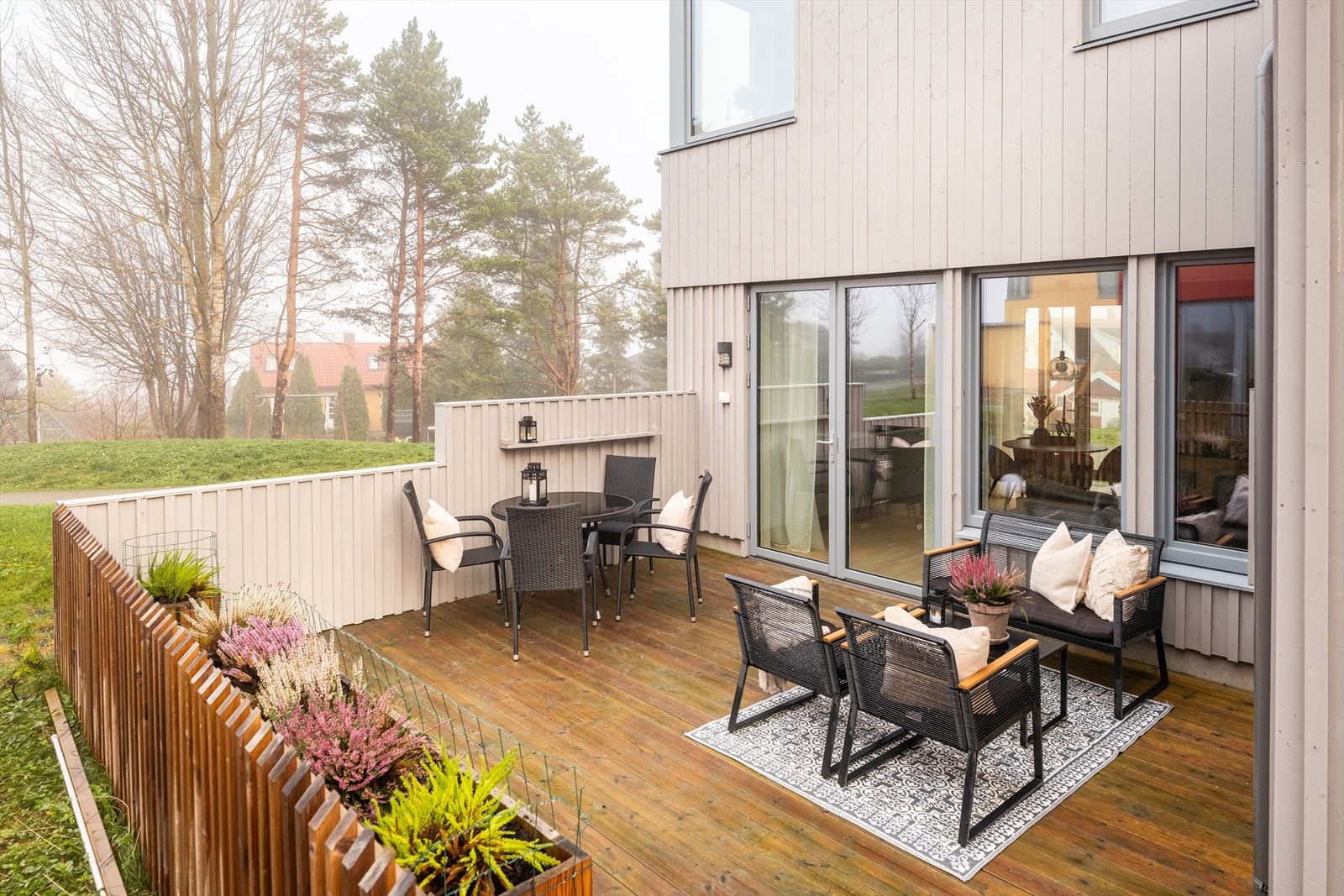 Beliggende i enden av feltet ligger man fint til ved grøntarealer. Galleribilde