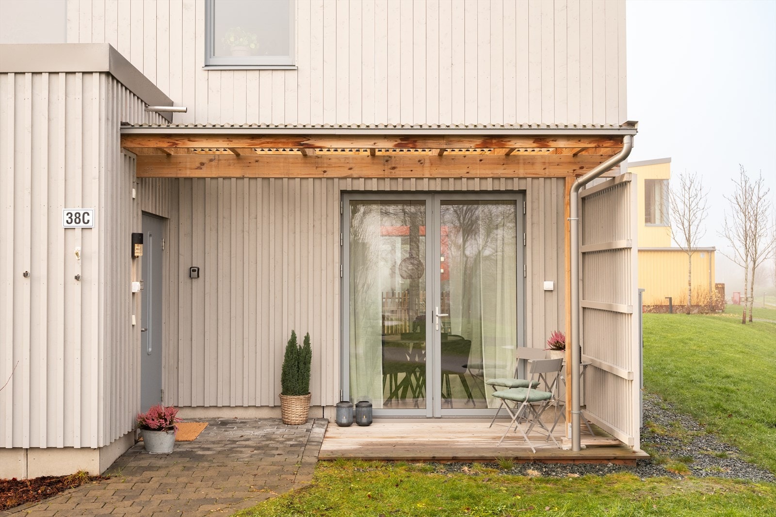 På terrassen på fremsiden av huset kan man nye formiddagssolen. Med uteområder på begge sider av boligen kan man enkelt flytte seg etter solen. Galleribilde