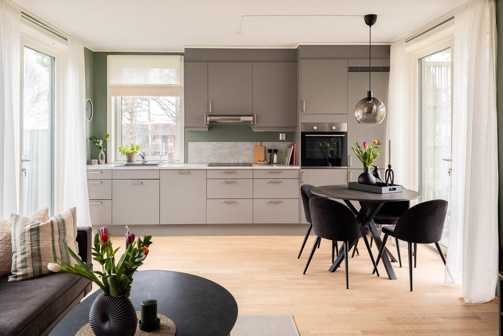 Med endebeliggenhet får man lysinnslipp fra tre retninger. Gjennomlyset sørger for at boligen oppleves lys og luftig. Galleribilde