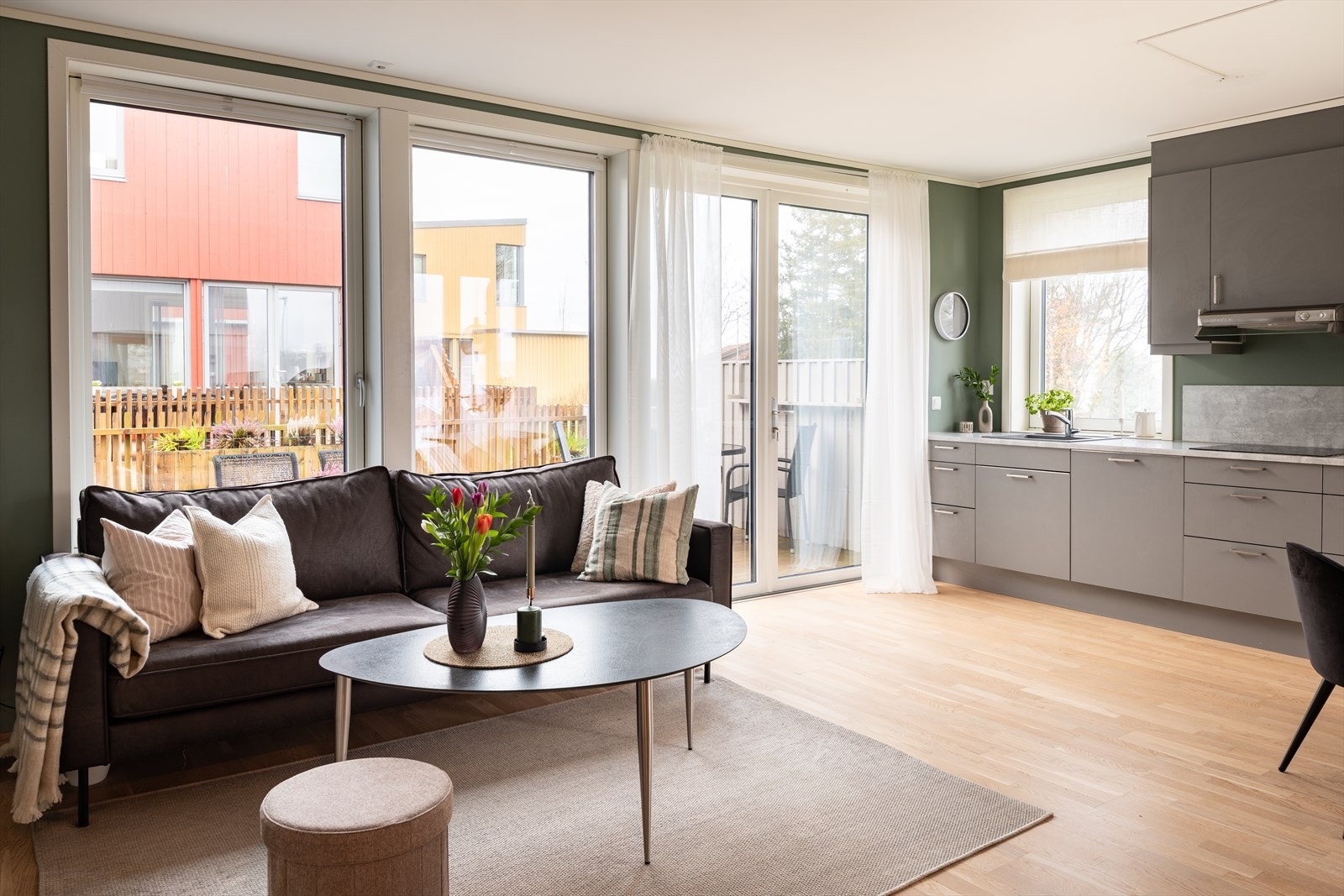 Det er lave felleskostnader på kun 1 709,- per måned. Inkludert i felleskostnadene har man felles byggforsikring, TV & internett (T-We), kontigent realsameiet mm. Galleribilde