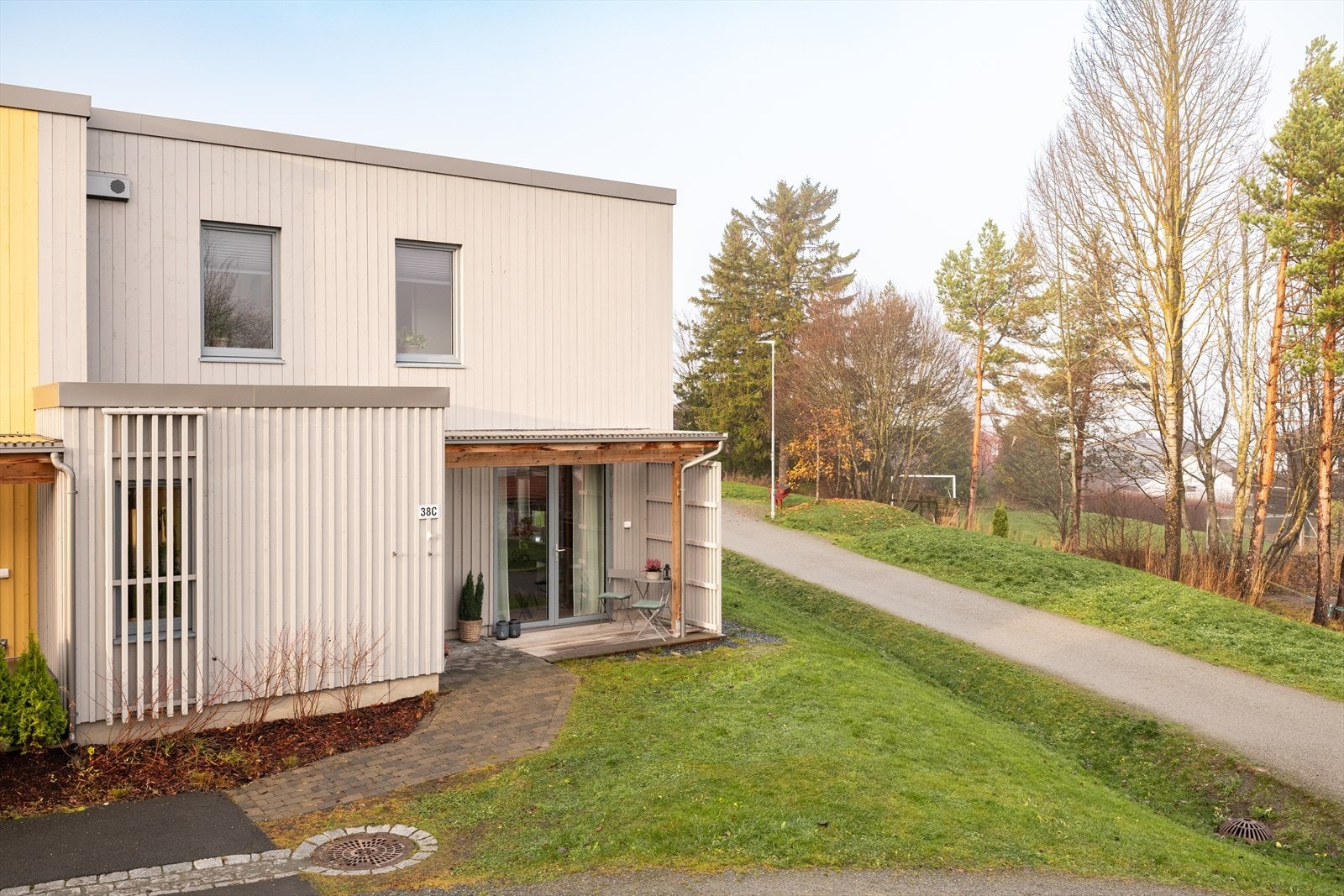 Nærområdet byr på rikelig med grøntareal man kan benytte seg av. Brøyting av bilveger og gangveger administreres av områdets velforening. Galleribilde