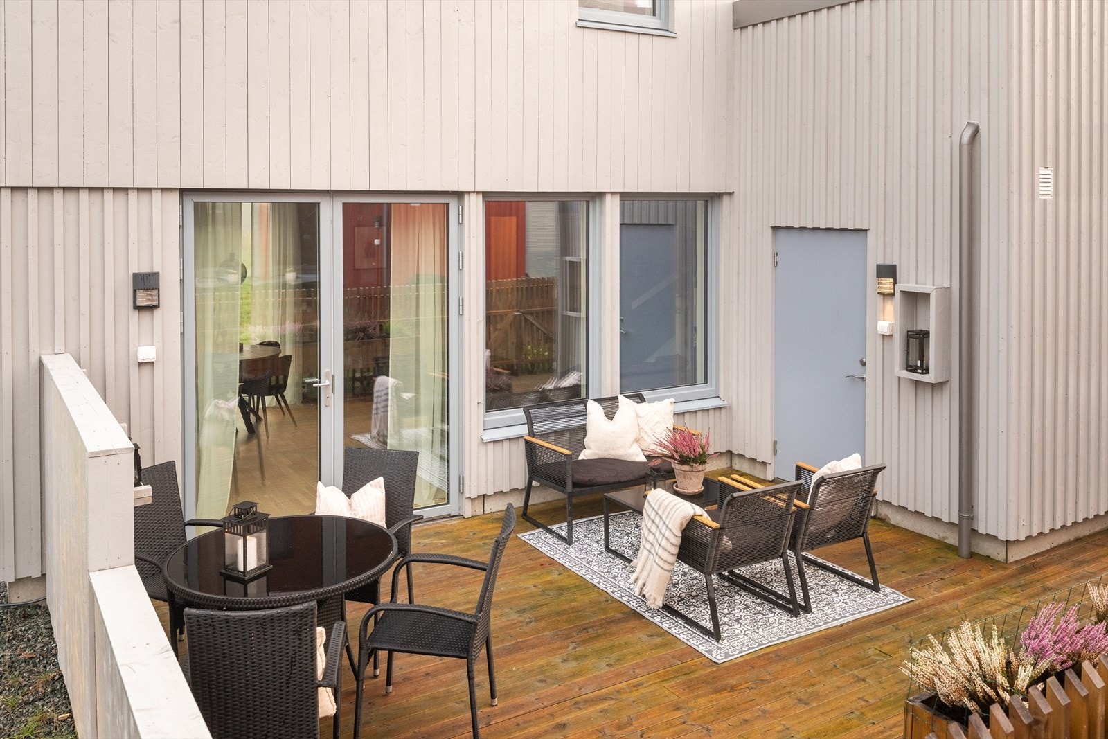Boligen byr på en rekke gode kvaliteter med blant annet en romslig og vestvendt terrasse på 28m². Videre har boligen også en hyggelig og østvendt terrasse på 4m² ved inngangspartiet. Galleribilde