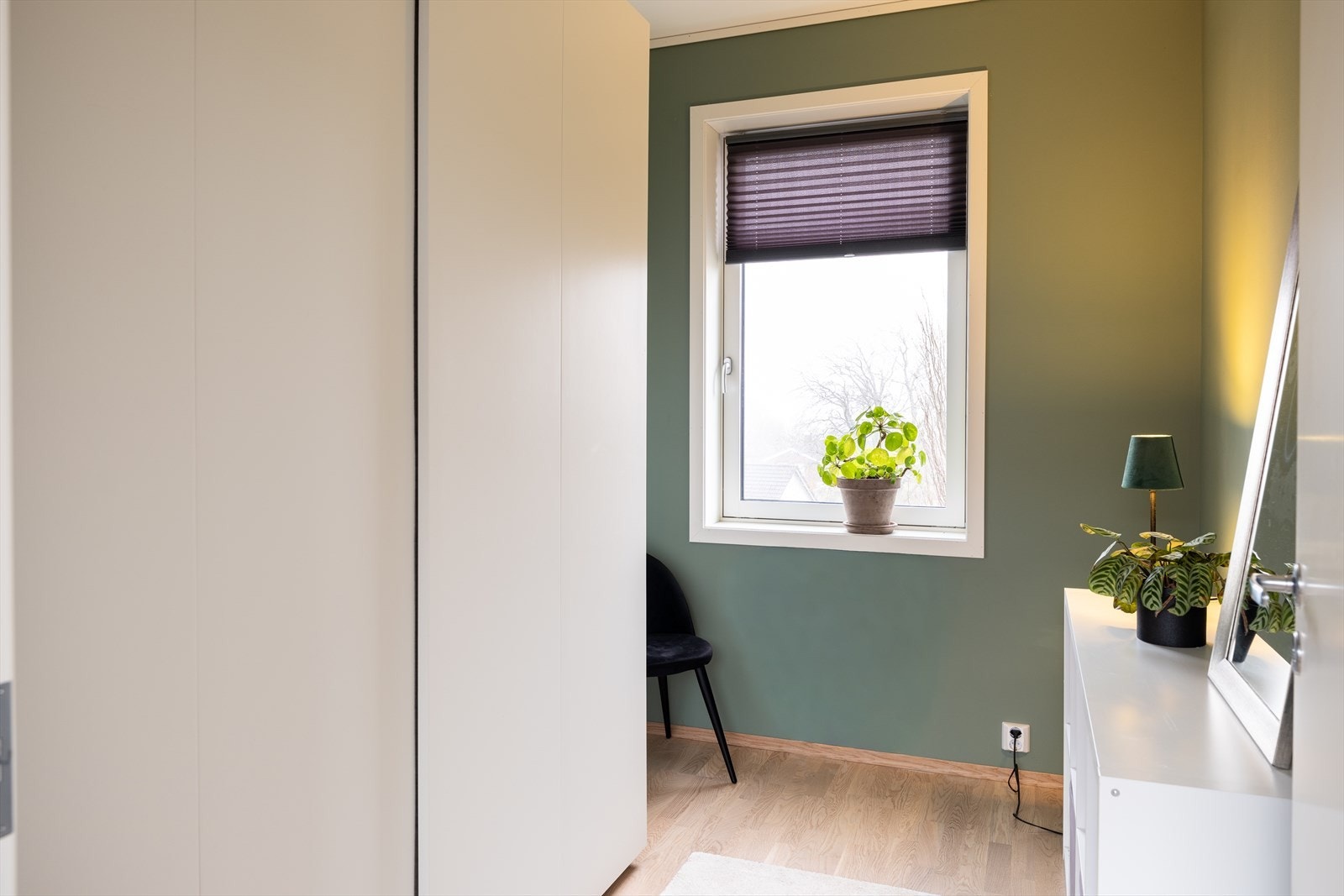 Skyvedørsgarderoben medfølger handelen. Galleribilde