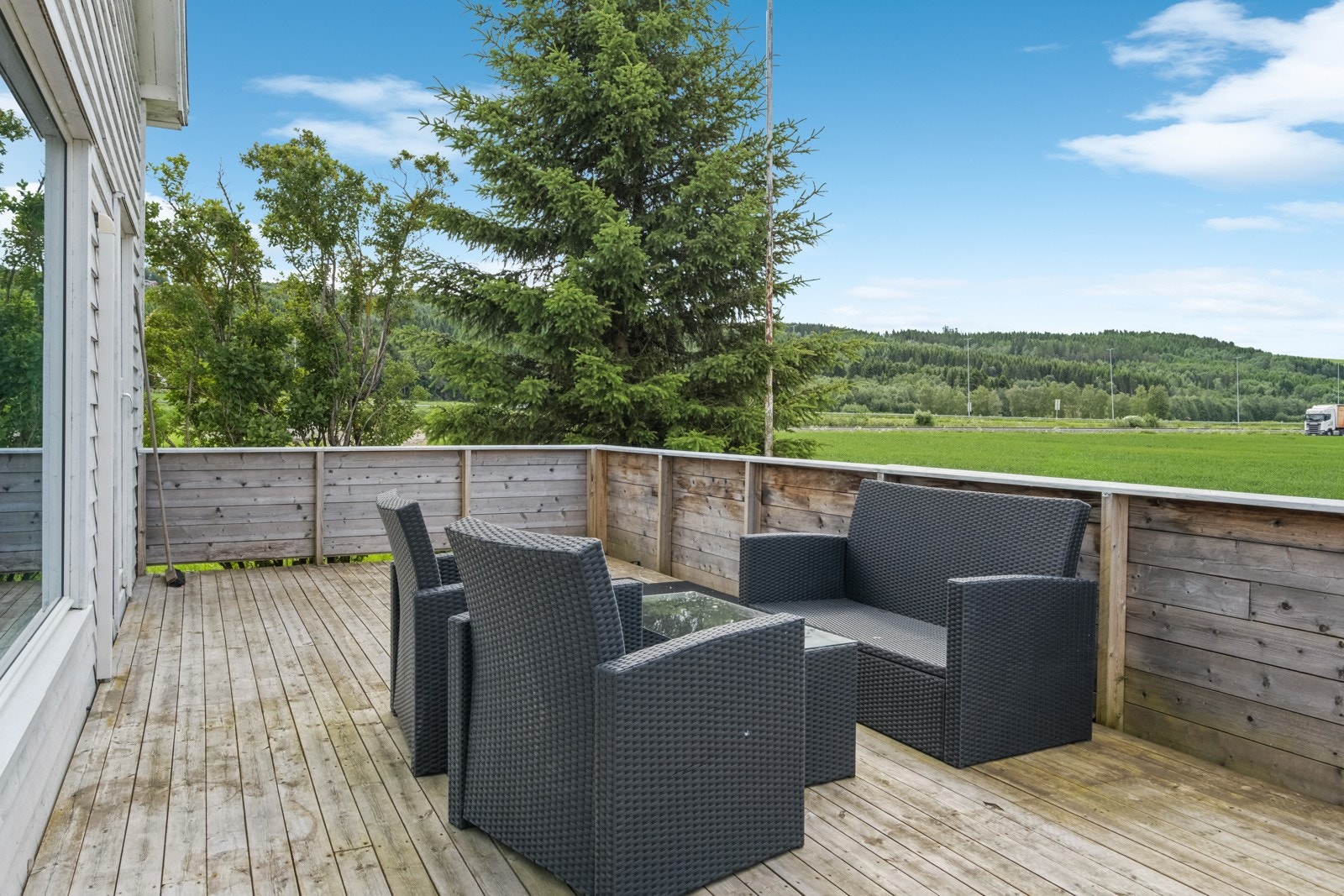 Stor terrasse utenfor stua Galleribilde