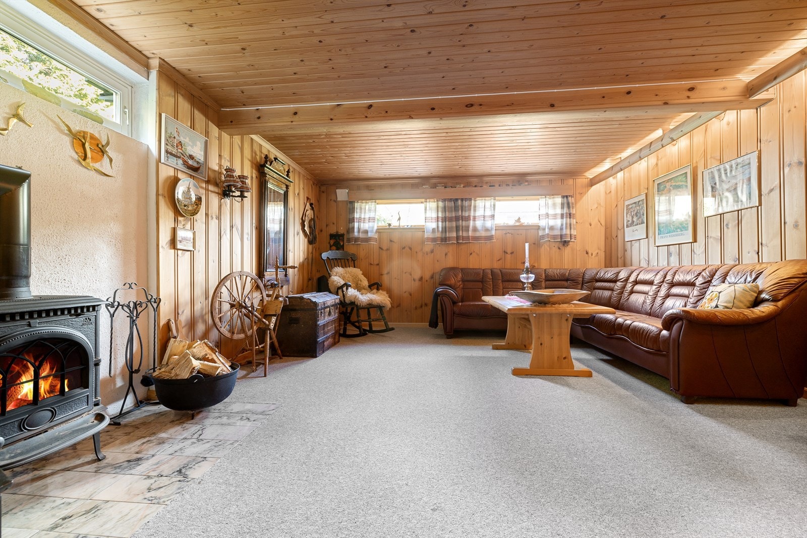 Kjellerstue med vedovn. Galleribilde