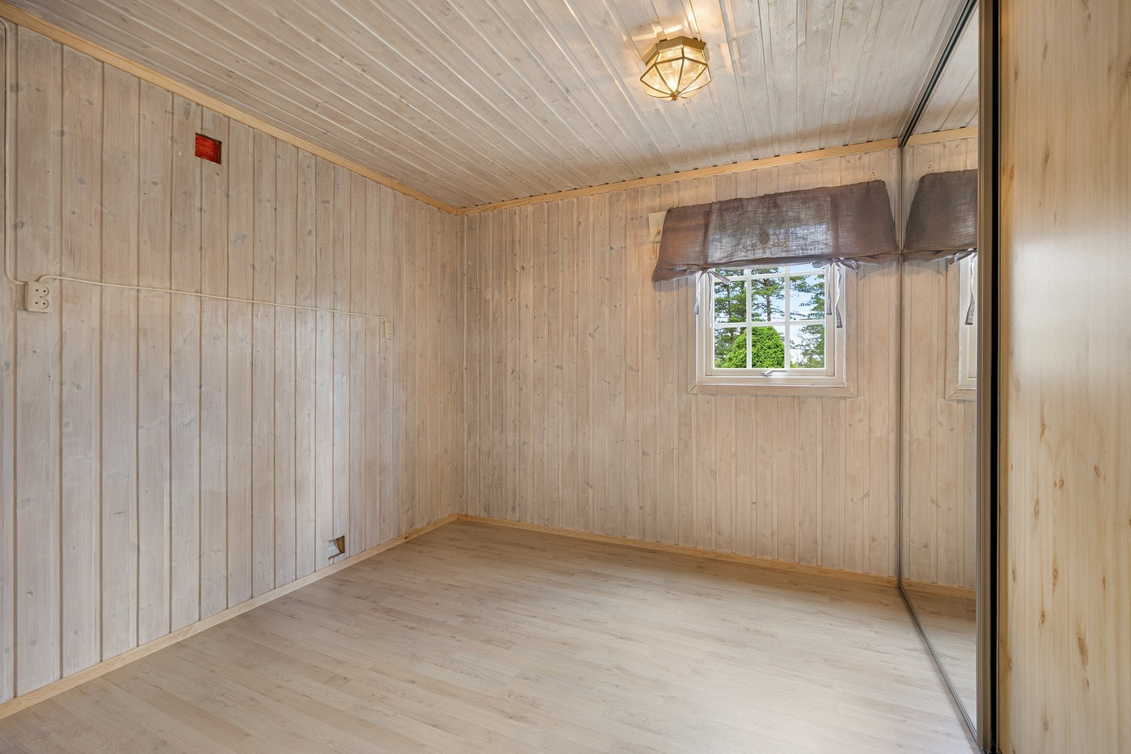 Soverommet har plass til dobbeltseng, og langs den ene veggen er det mye oppbevaring i en stor og plassbygget skyvedørsgarderobe med dels speilfronter. Galleribilde