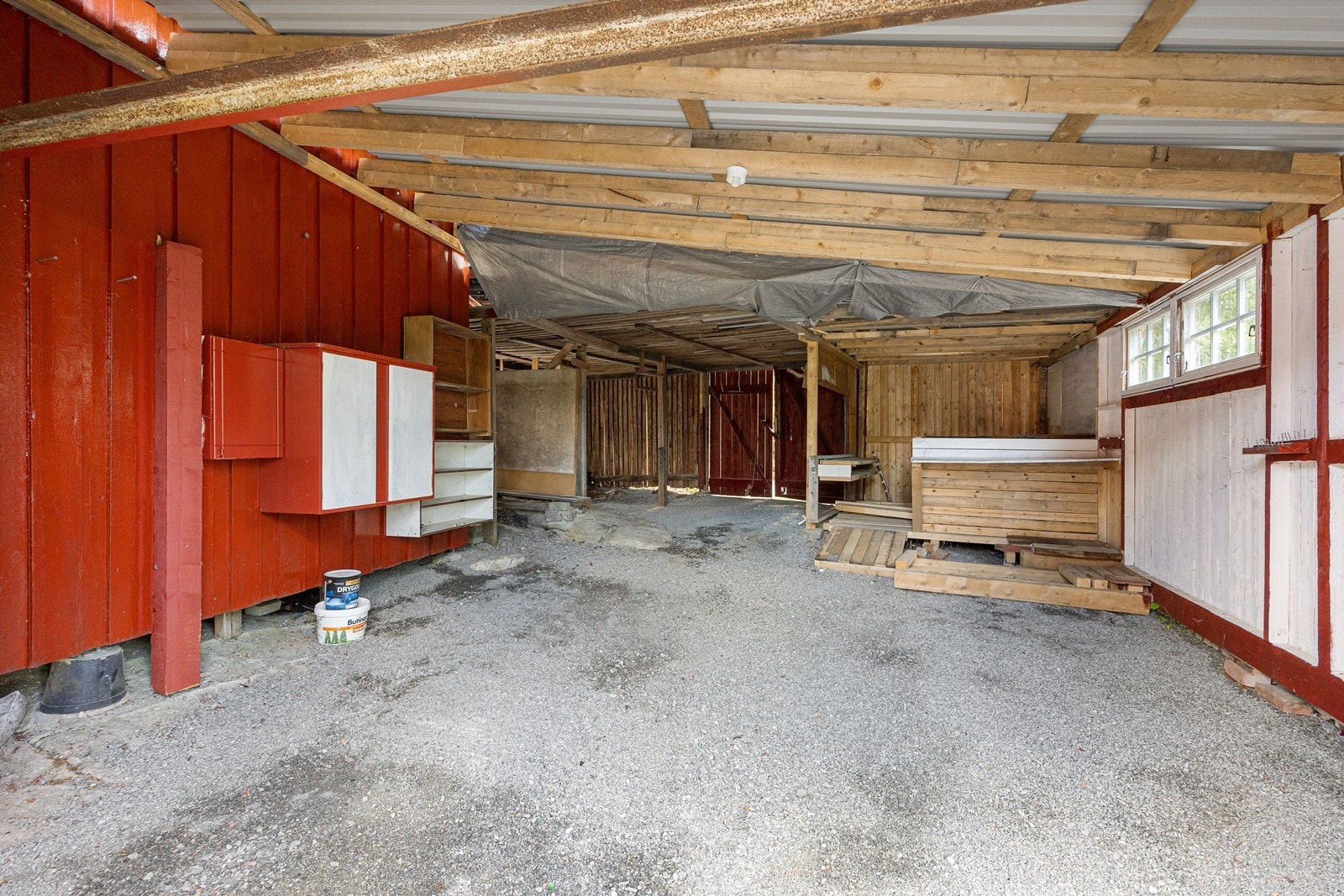 I tillegg til dette arealet har uthuset to boder. Galleribilde