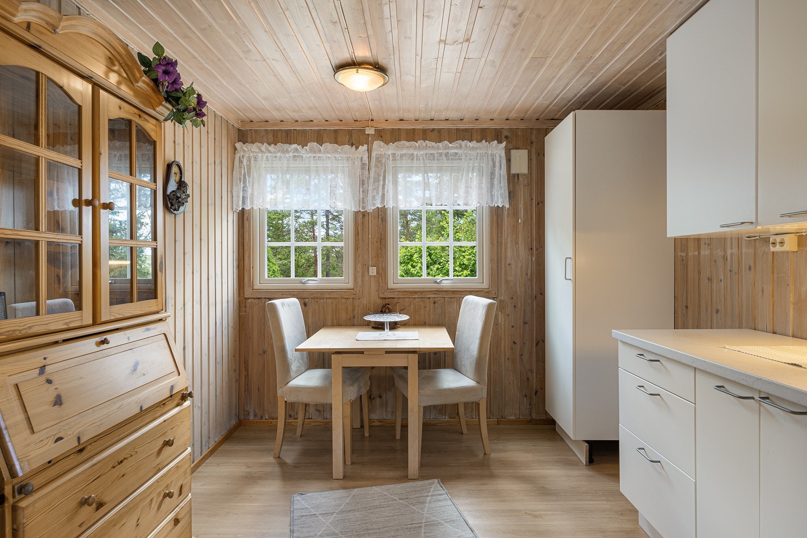 Under to av vinduene er det rom for en hyggelig, liten spiseplass. Galleribilde