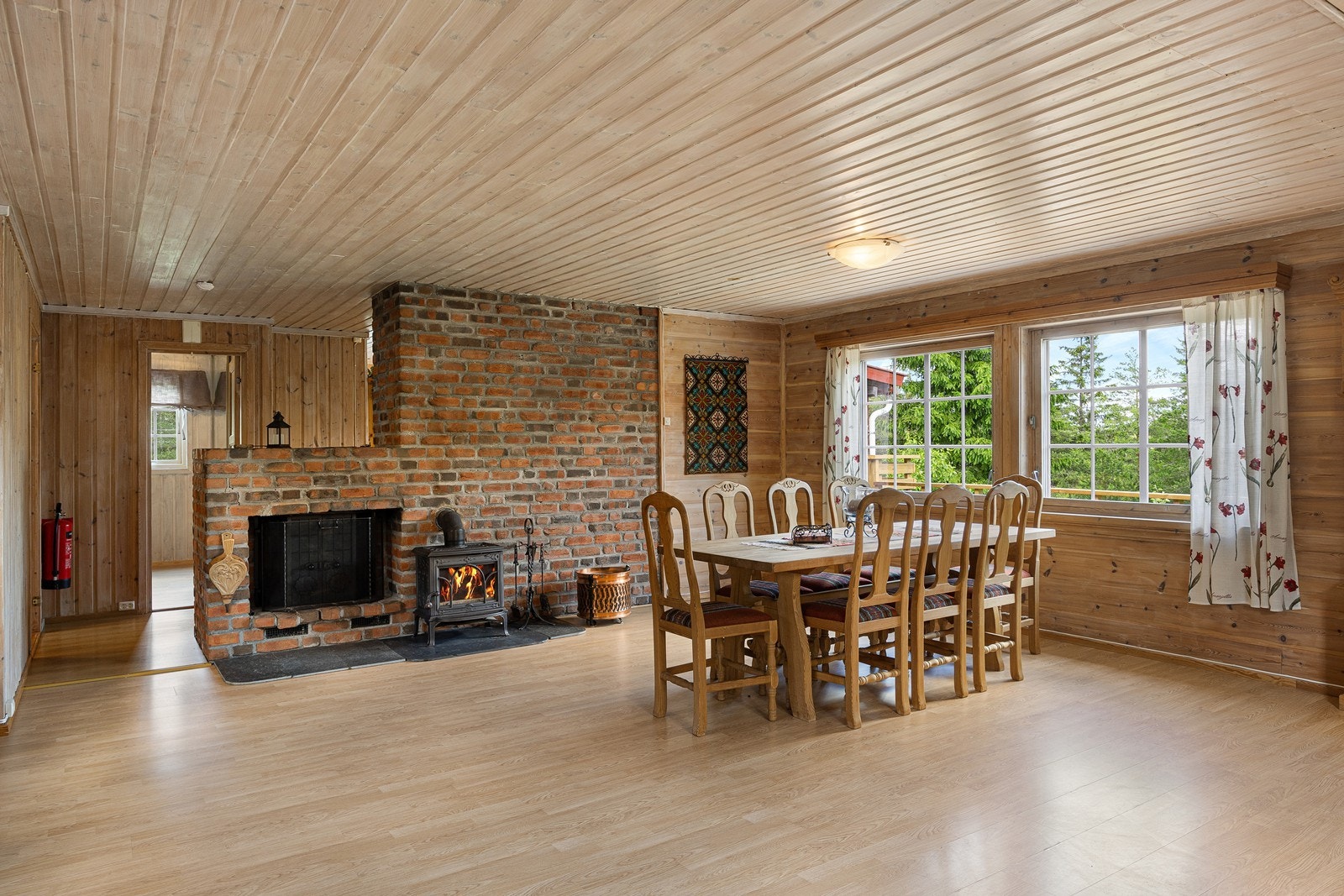 Etter en lang dag ute er det koselig å komme inn for å finne varmen foran en peisovn og en oppmurt peis. Galleribilde