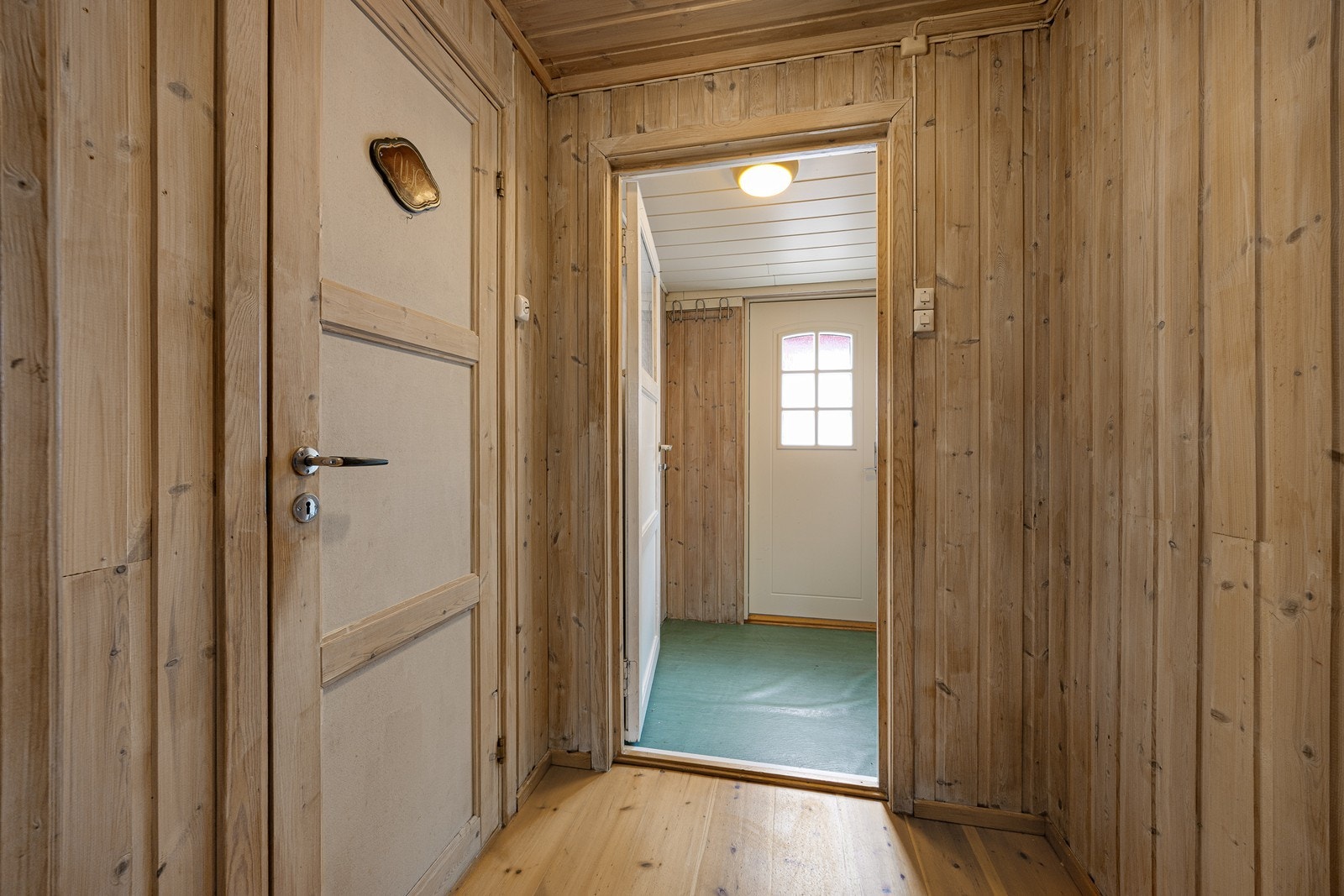 Entreen leder inn til en gang som gir adkomst til resten av hytta. Galleribilde