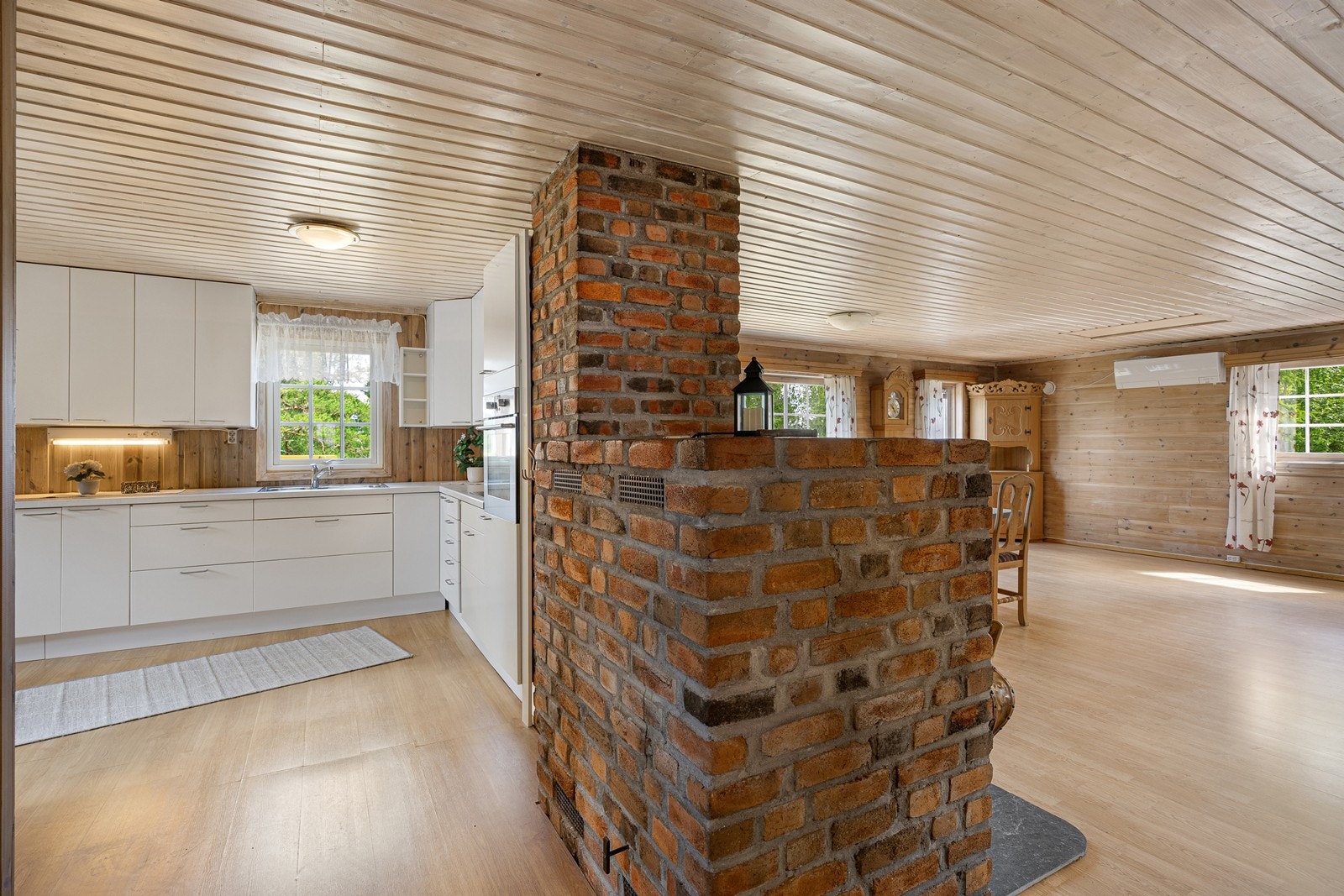 Kjøkkenet ligger i direkte tilknytning til stuen, og det er god kontakt mellom sonene. Galleribilde