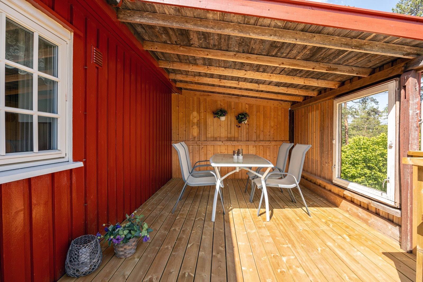 Fra stuen er det utgang til en delvis innebygd veranda på ca. 29 kvm. Den innebygde delen gir en lun og koselig krok, der livet utendørs nytes selv når det regner. Galleribilde