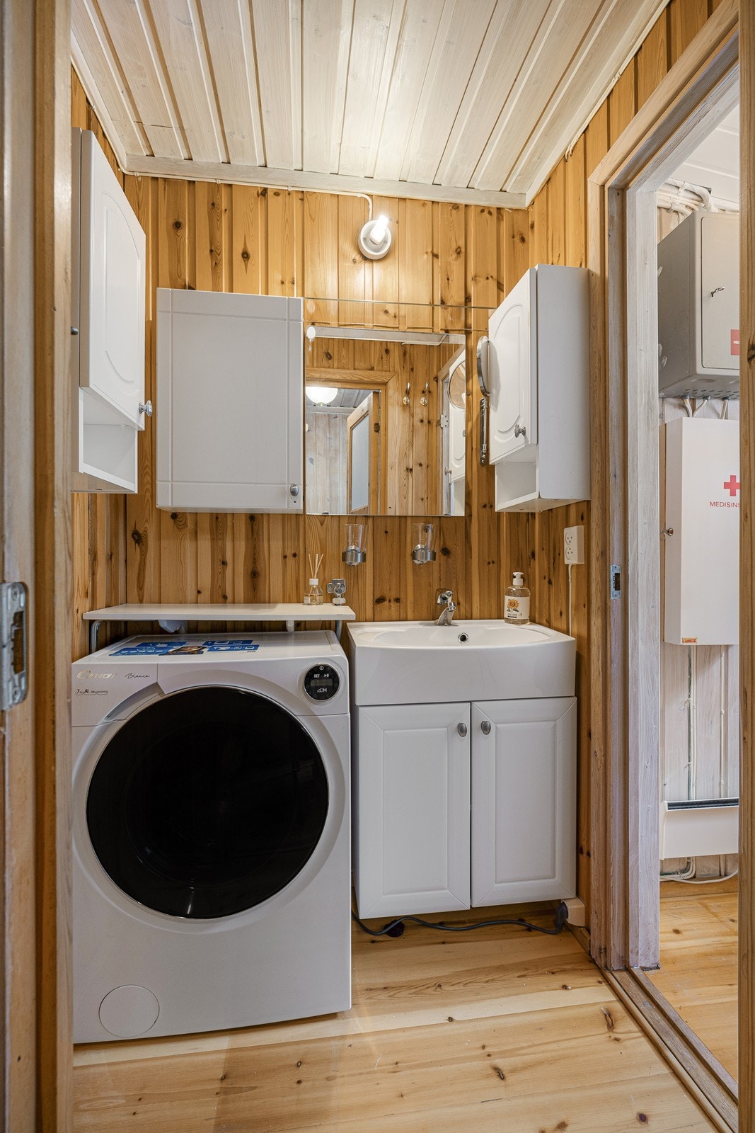 Vaskerommet har opplegg for vaskemaskin etablert under en hendig hylle. Vaskerommet har ellers servantskap, veggskap og et speil med belysning. Galleribilde