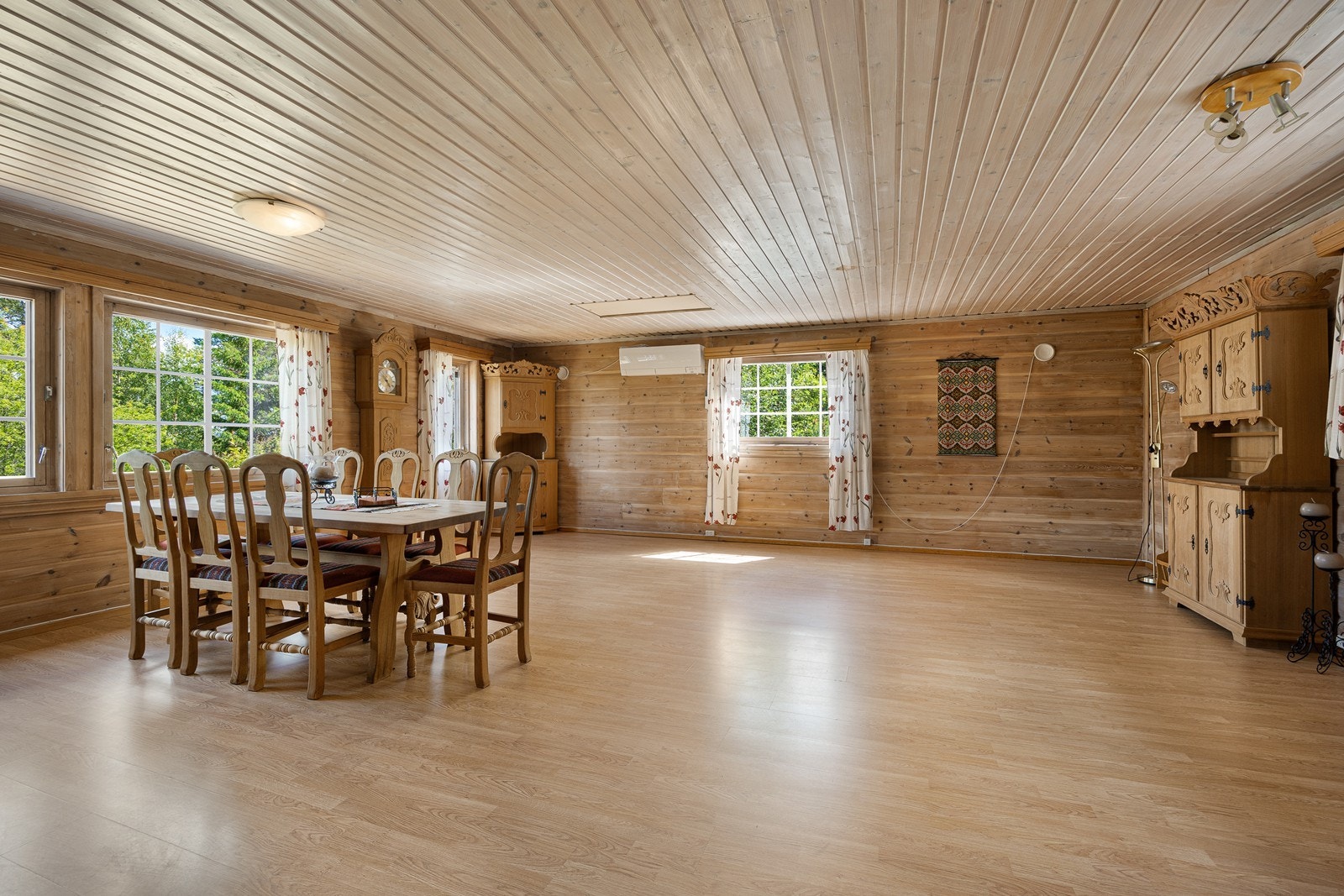 Stuen er et stort oppholdsrom med fint lysinnslipp fra tre sider, samt dør ut til terrassen. Rommet har også en varmepumpe. Galleribilde