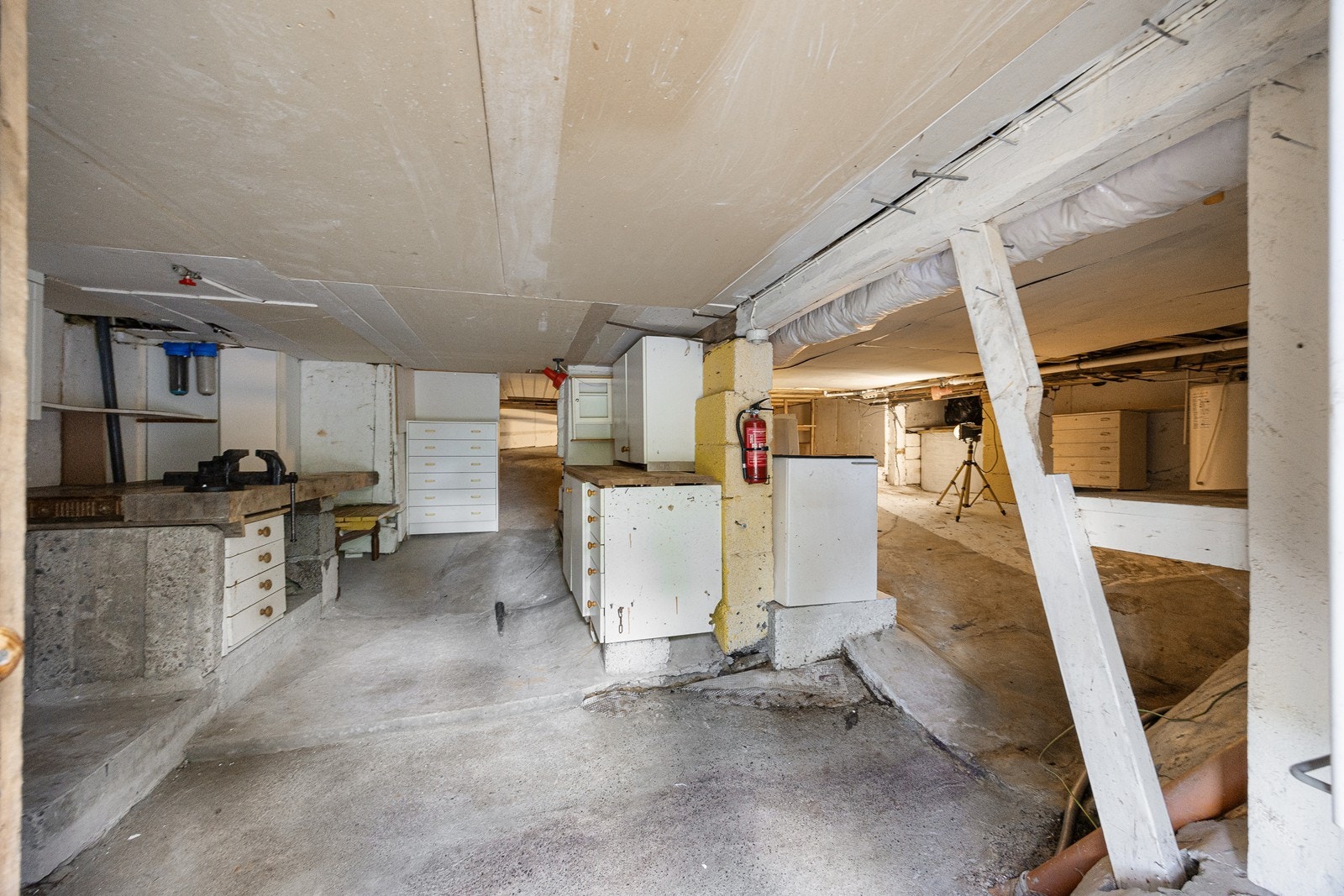 Hytta har en krypkjeller med utvendig adkomst fra gårdsplassen. Galleribilde