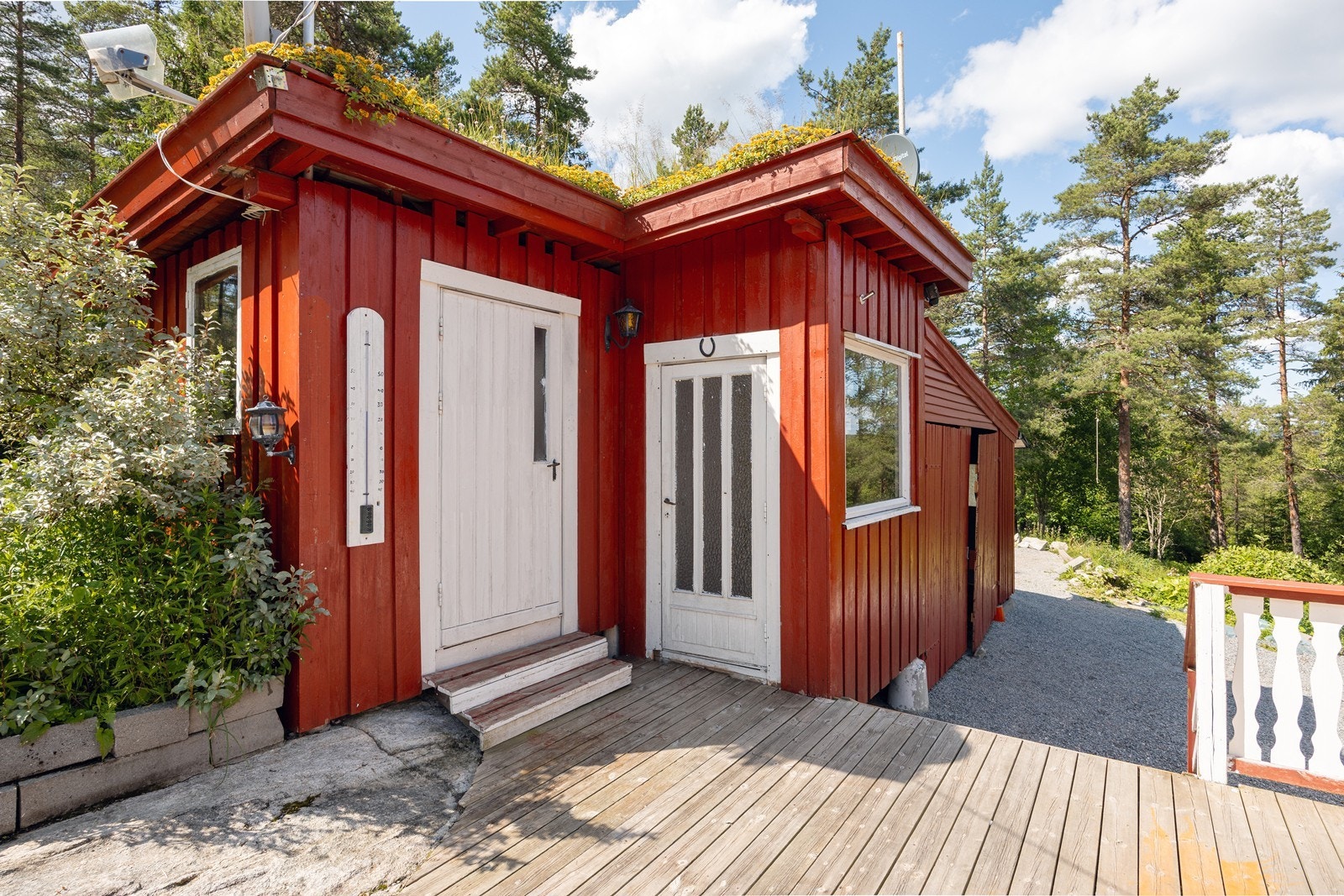 På motsatt side har hytta en markterrasse ved inngangen. Terrassen måler ca. 34 kvm og binder hytta sammen med et hendig uthus. Galleribilde