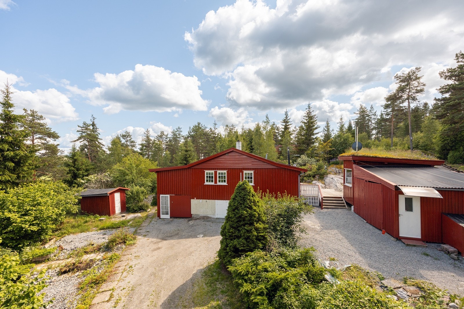 Hytta har godt med lagringsplass i uthuset og i en frittstående utebod. Galleribilde