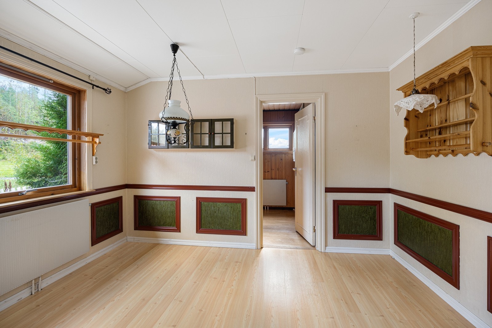 Fra kjøkkenet er det inngang til et kontor med ytterligere adkomst til et kjølerom. Galleribilde