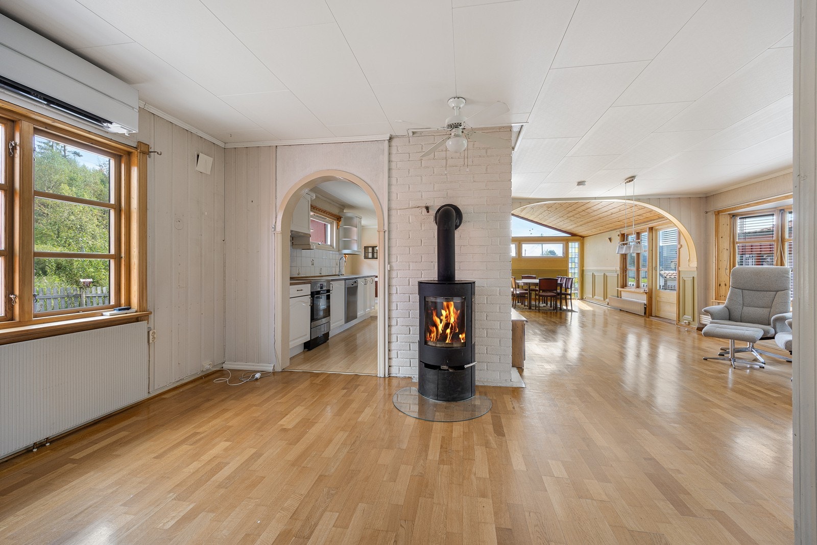 Stue og spisestue danner et stort allrom med god romfølelse. Parkettgulvet er lagt sømløst mellom de ulike sonene, mens veggene har ulik utførelse. Galleribilde