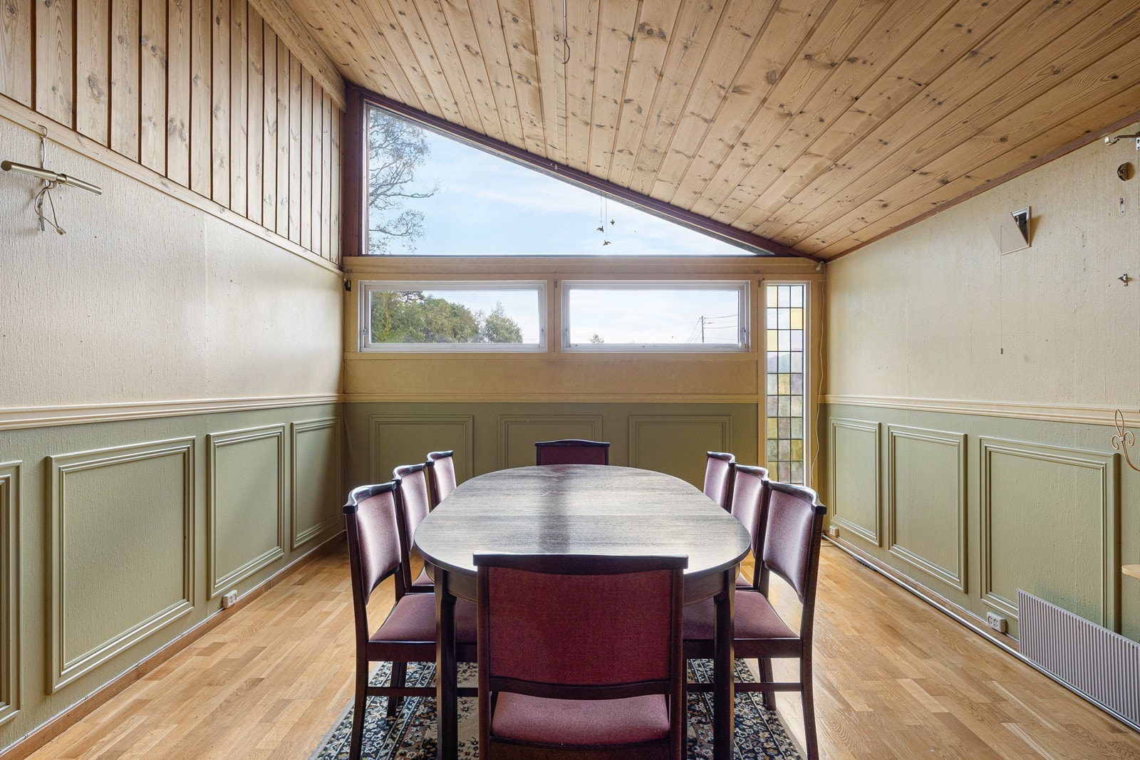 Et høytsittende vindu langs fasaden gir pent overlys. Galleribilde