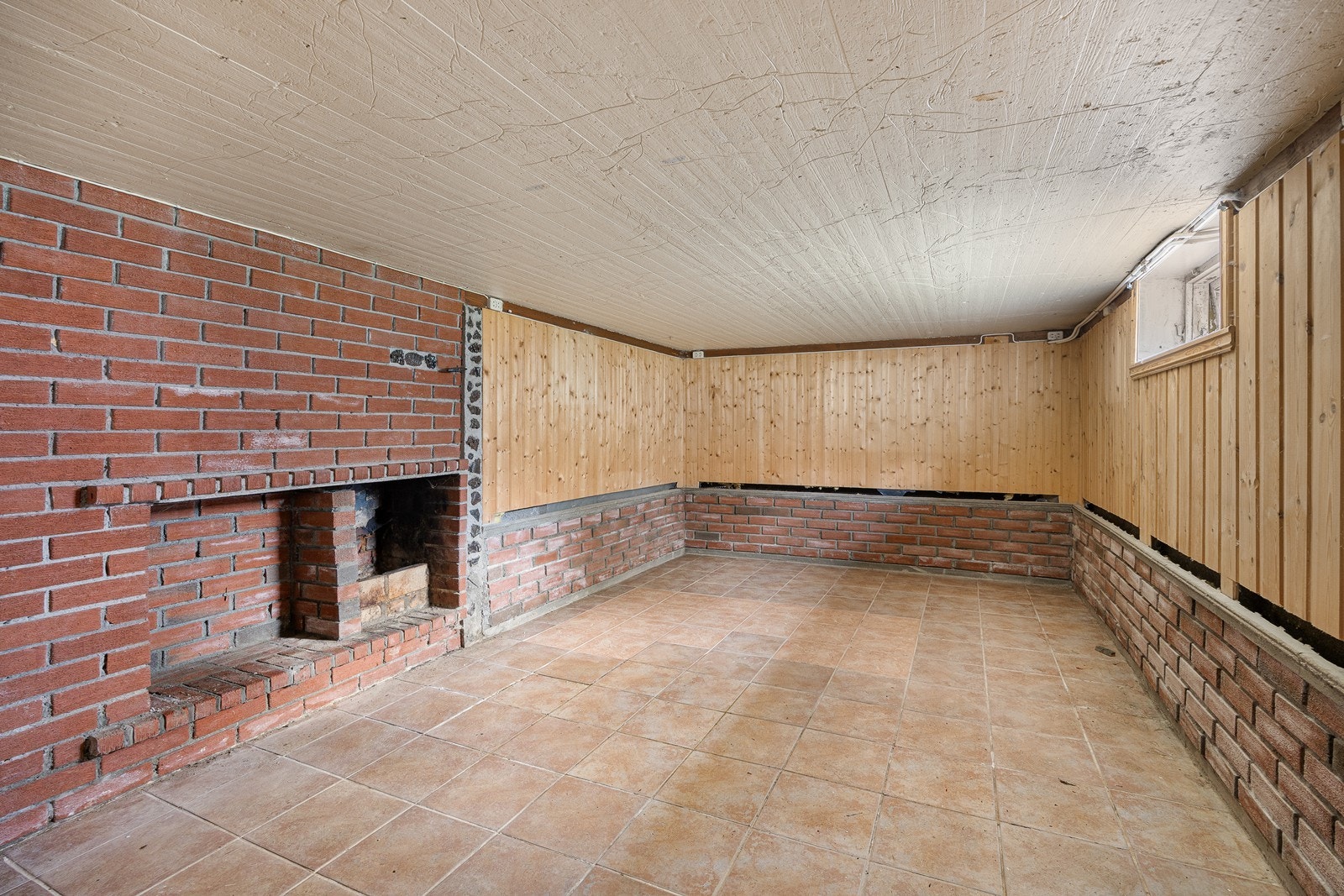 Kjelleren har lav takhøyde og er ikke godkjent til varig opphold. Kjelleren har ikke målbart areal og består av fire boder. Galleribilde