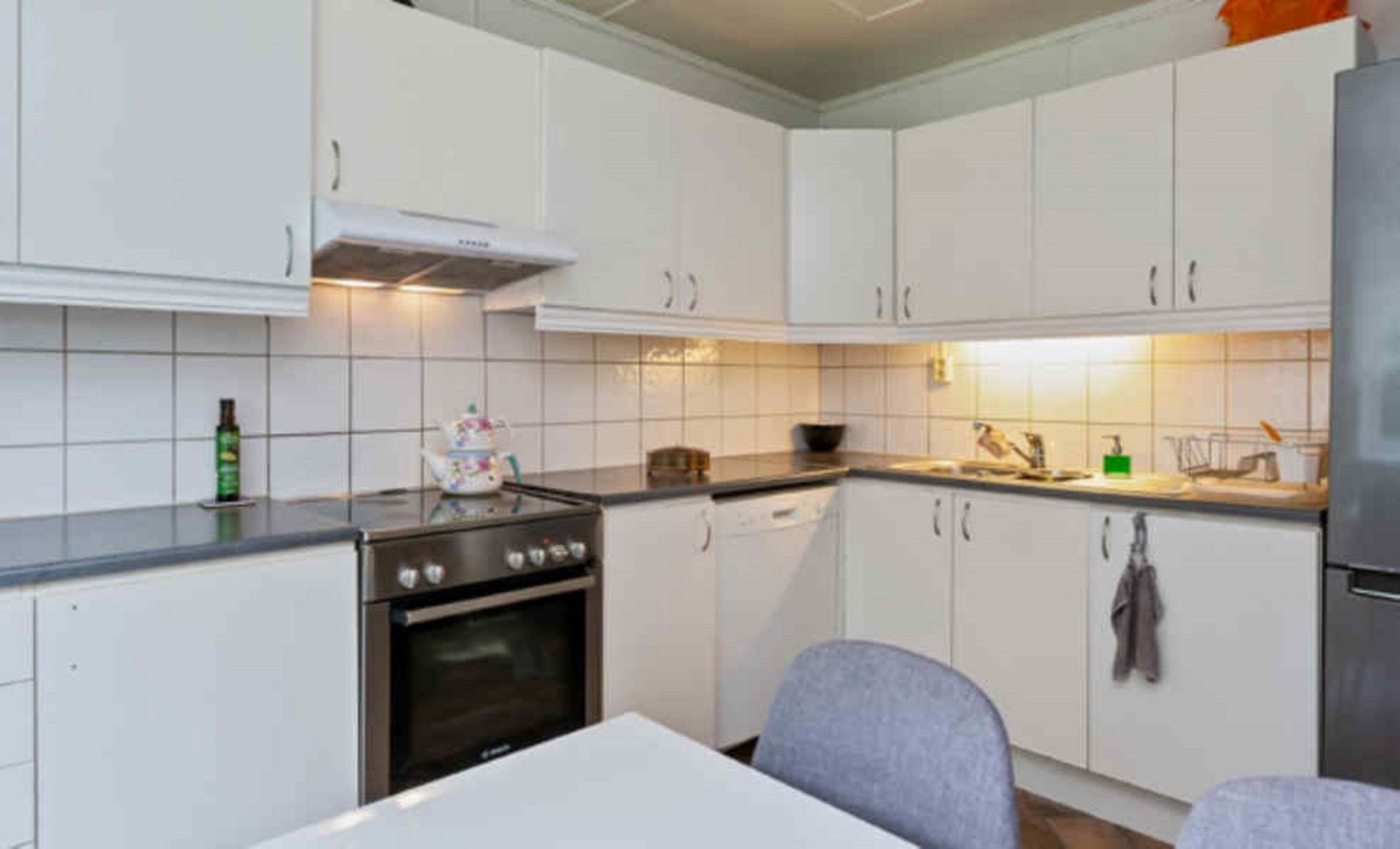 Kjøkken - godt med skapplass Galleribilde