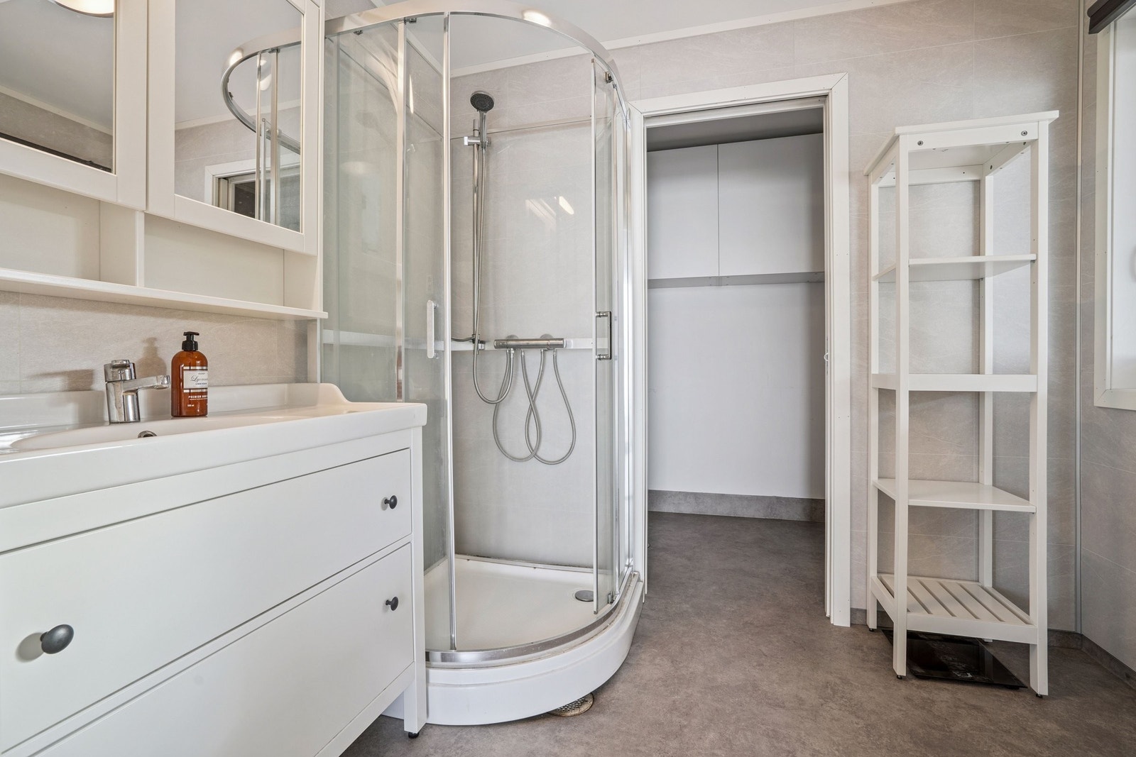 Bad med inngang til eget vaskerom i utleiedel Galleribilde