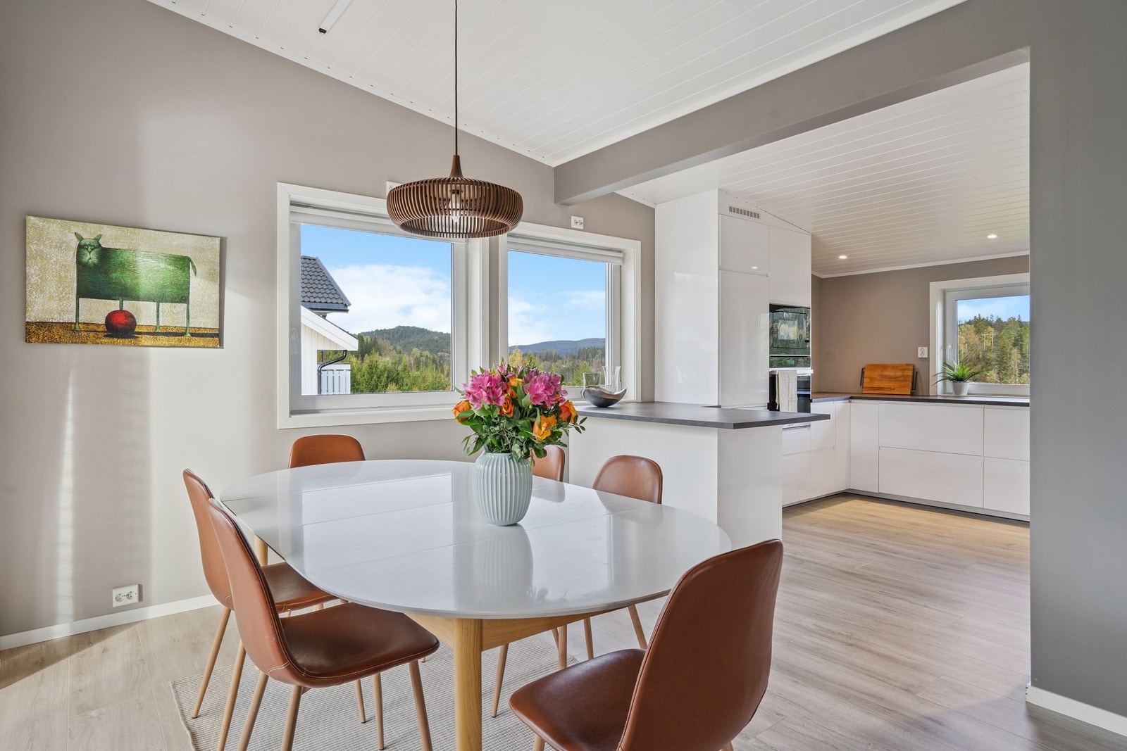 Åpen løsning mot kjøkken Galleribilde