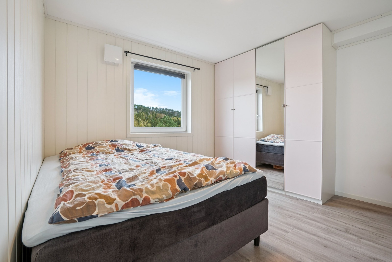 Ett av to romslige soverom i utleiedelen Galleribilde