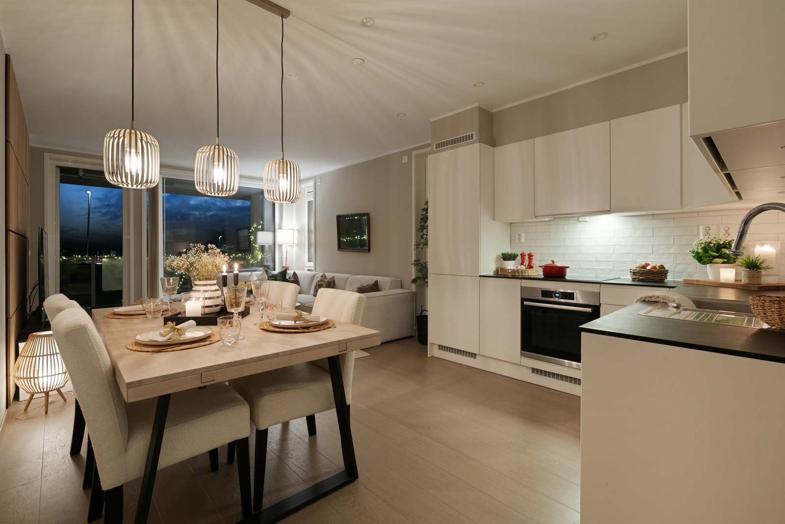 Hyggelig kveldsstemning hjemme. Her kan du invitere gjester over på hyggelig selskap! Galleribilde