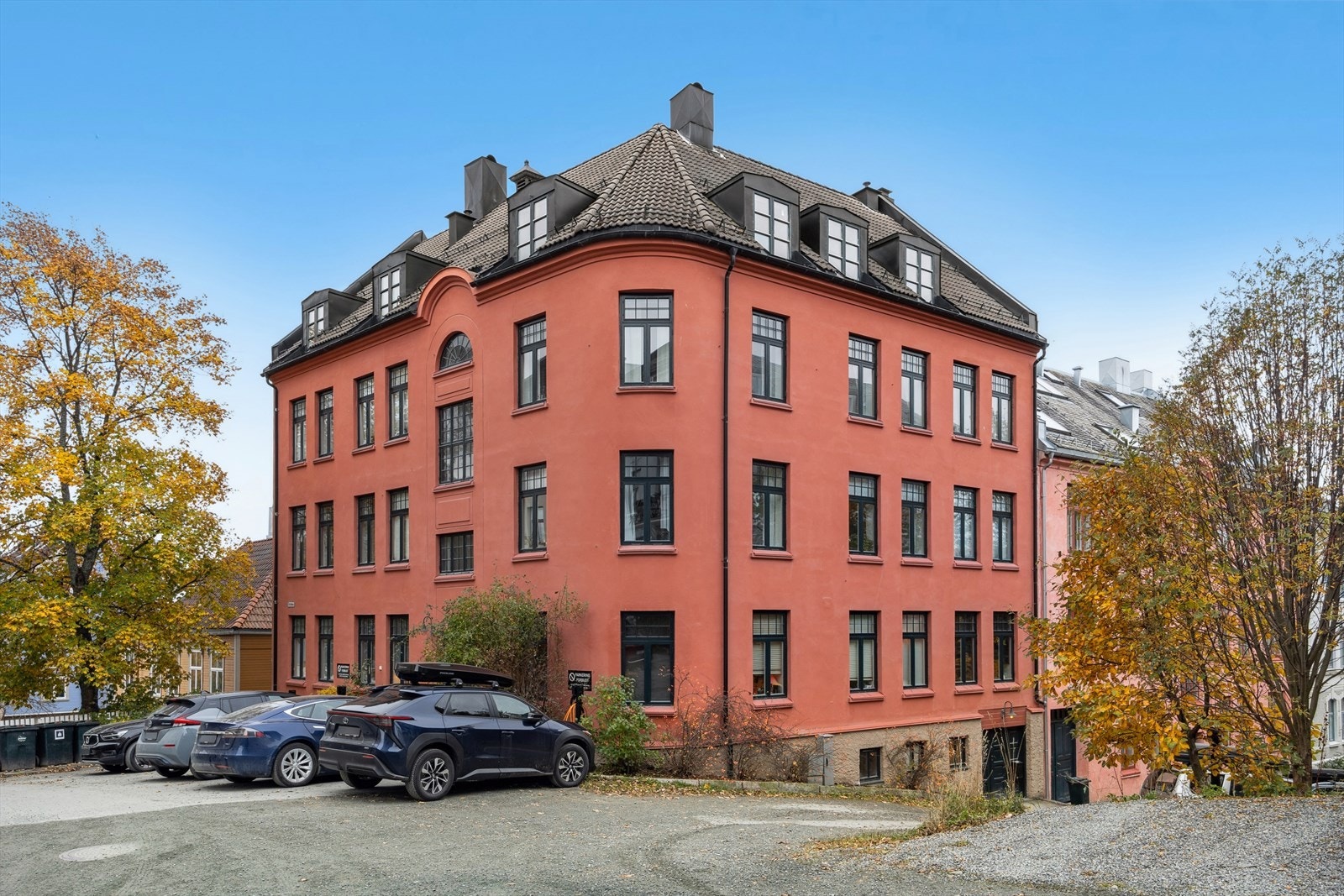 Velkommen til Brinken 9. Flott bygård i jugendstil oppført ca 1912 med svært attraktiv og sentral beliggenhet. Fast p-plass ved inngangen med mulighet for el-bil lader. Galleribilde