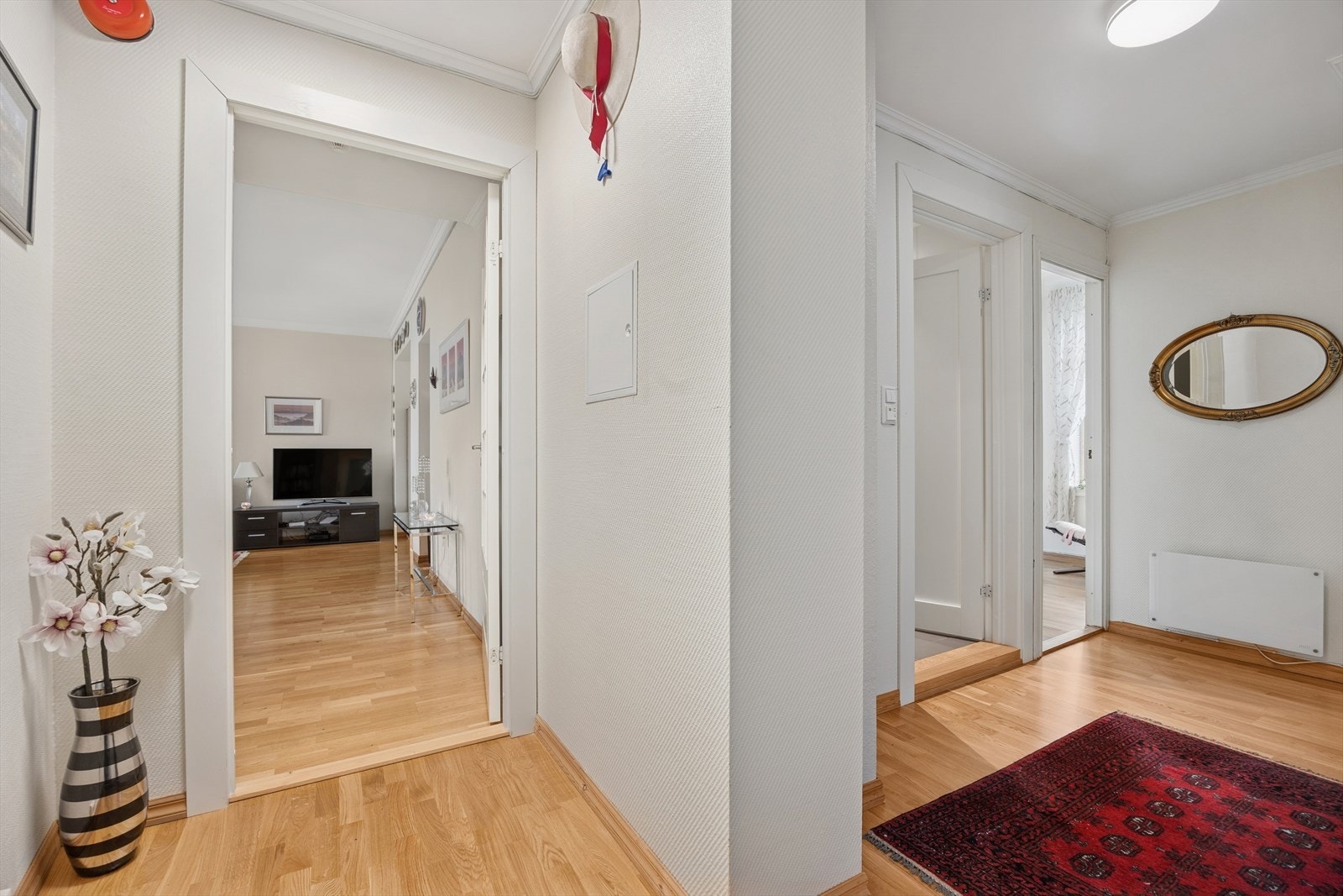 Entre/gang. Soverom og bad til høyre, kjøkken og stue rett frem. Galleribilde
