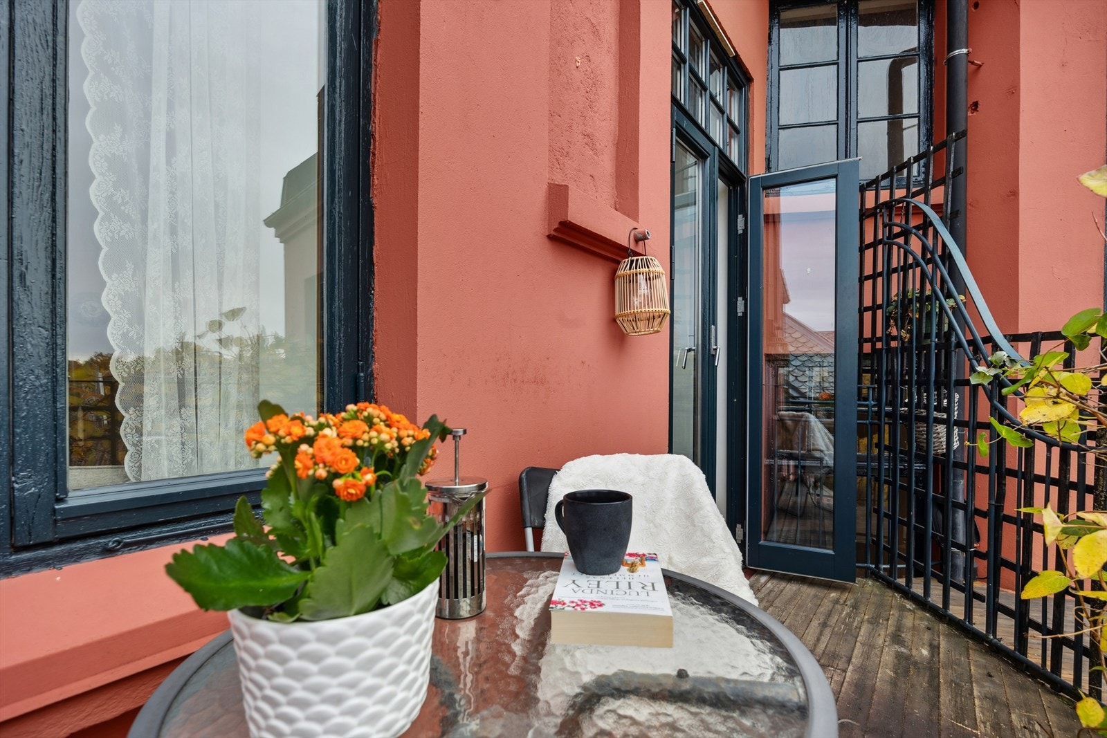 Uteplass hvor kaffen kan nytes mens man ser utover Nidelva og Bakklandet. Galleribilde