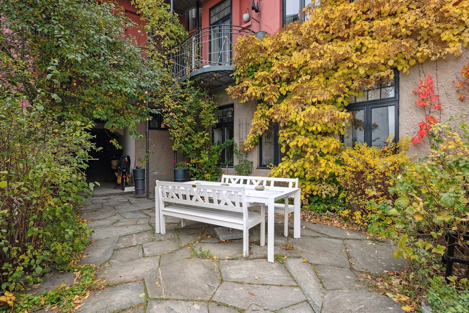 Felles uteplass i bakgården. Sykkelparkering i portrommet. Galleribilde