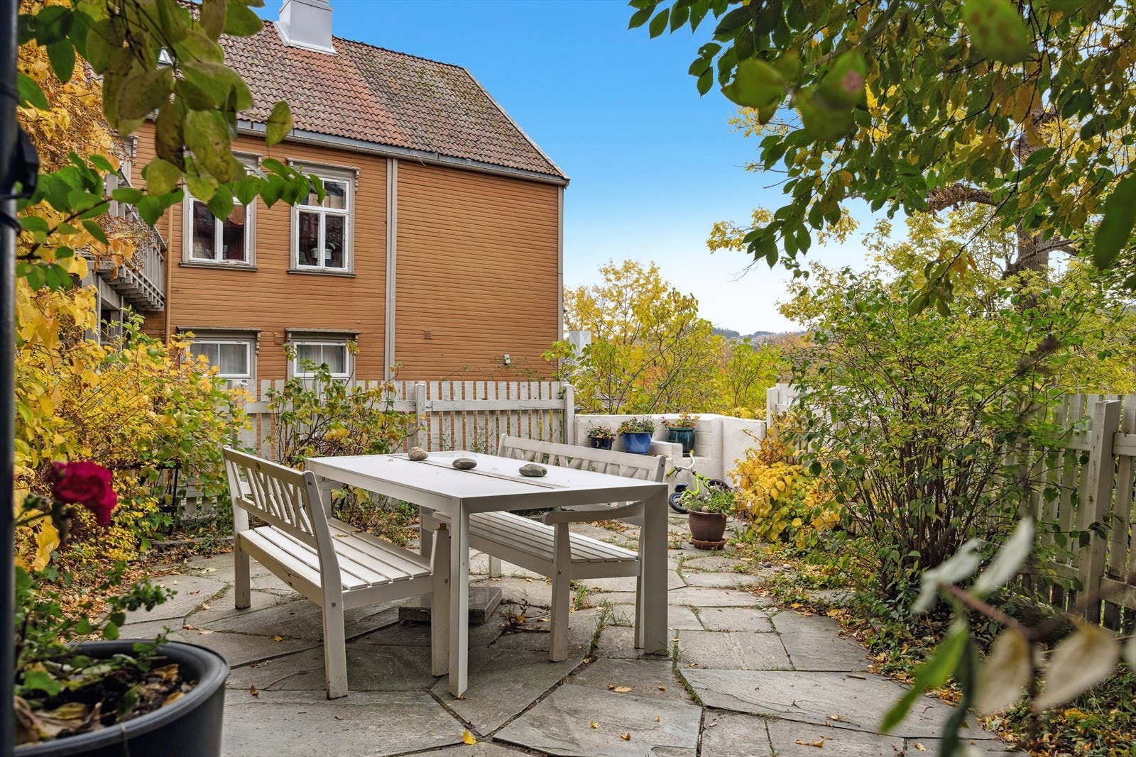 Sameiet har en felles uteplass i skjermet bakgård. Her finner du også sykkelparkering og tilgang til privat bod. Galleribilde