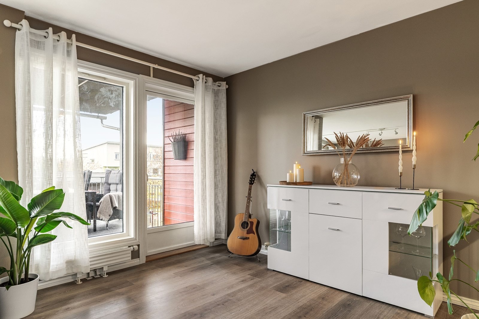 Fra stua har man utgang til en overbygd veranda på ca. 10 m². Galleribilde