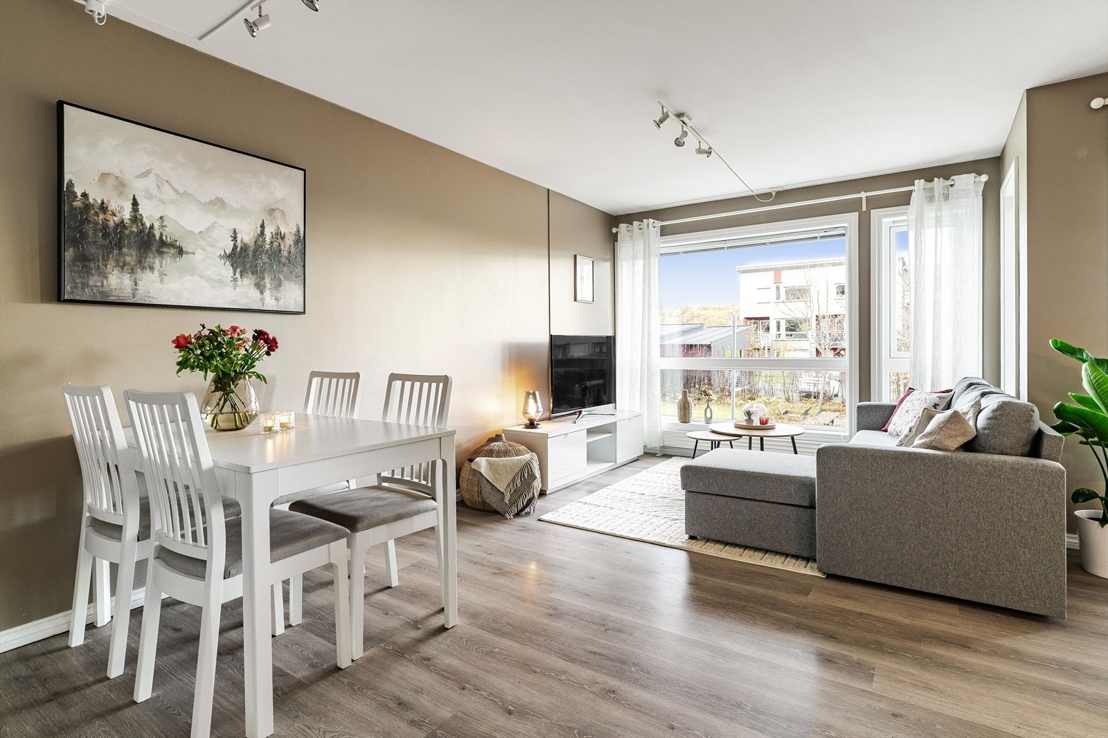 Lys og fin stue med store vindusflater som gir godt med naturlig lys i rommet. Leiligheten har vannbåren varme via radiatorer. Galleribilde