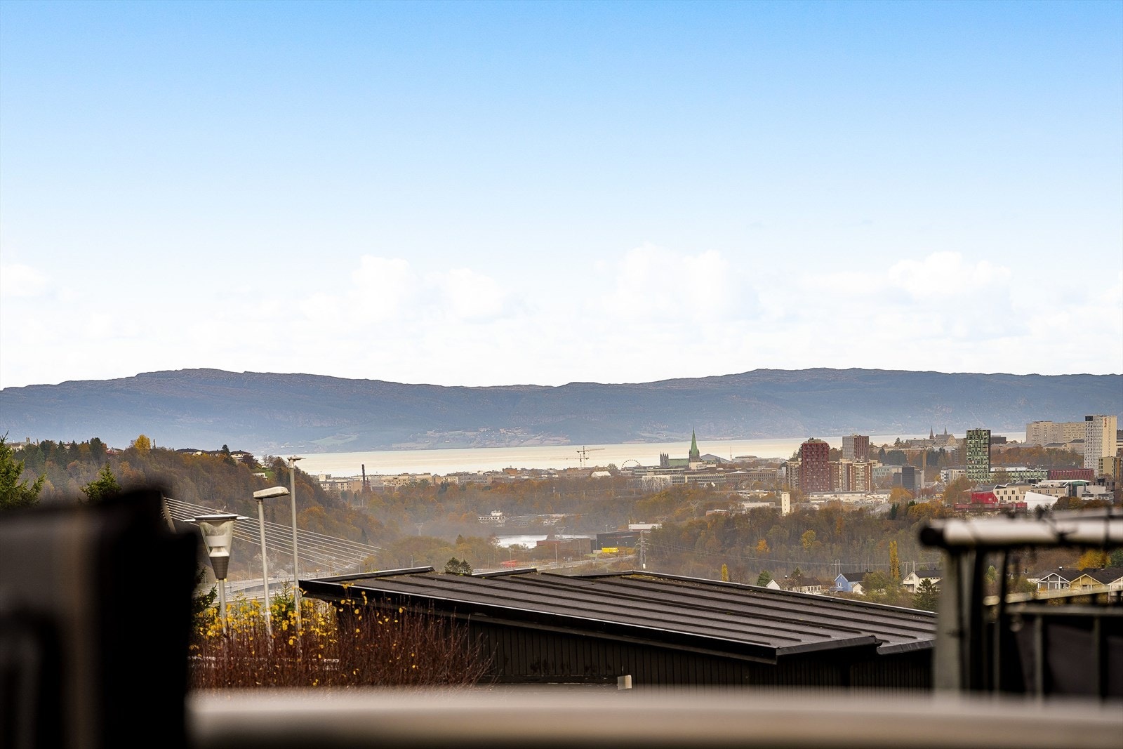 God utsikt mot Trondheim by, fjorden og Fosenalpene Galleribilde