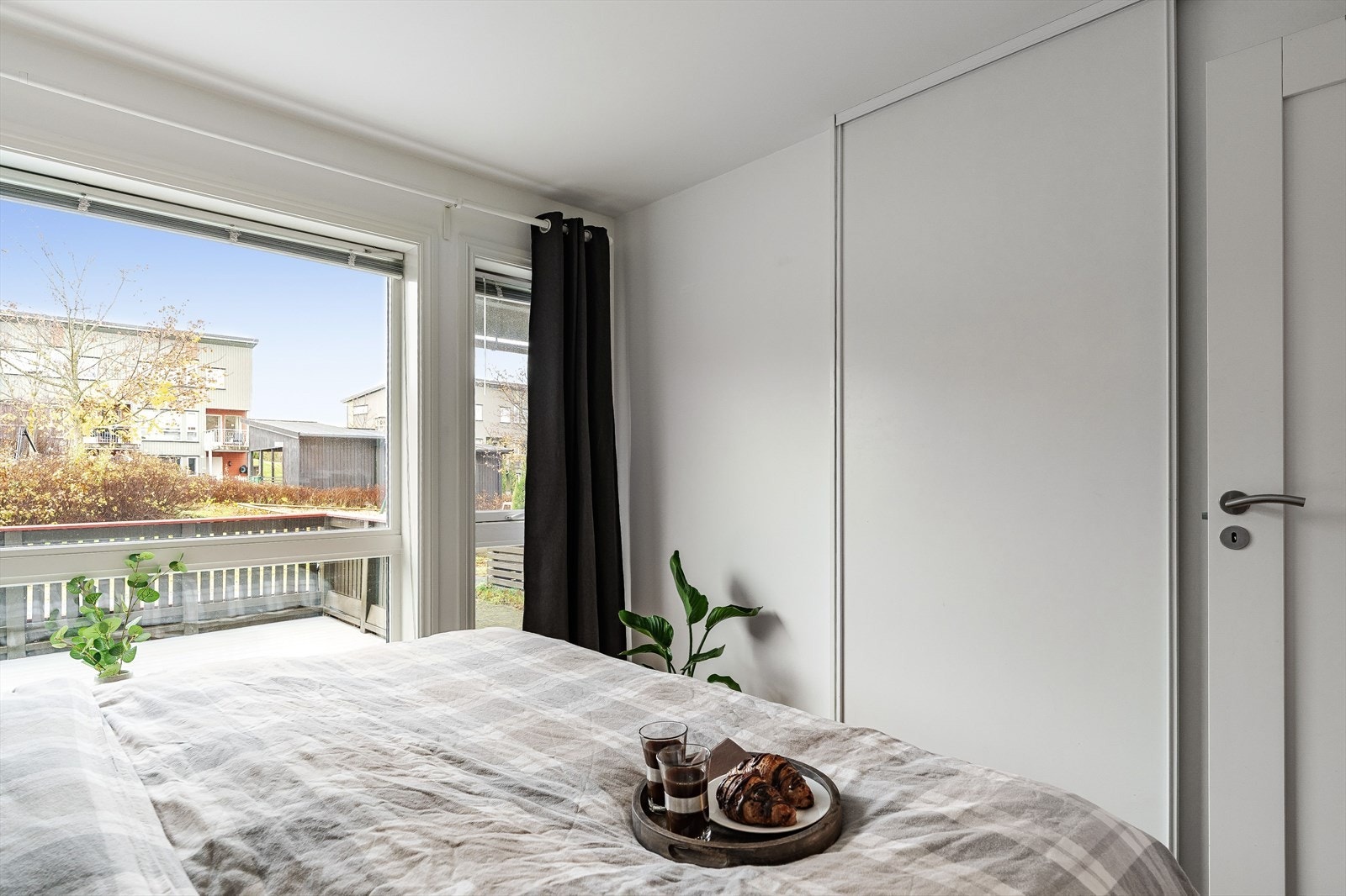 Soverommet har en stor skyvedørsgarderobe som medfølger handelen. Galleribilde