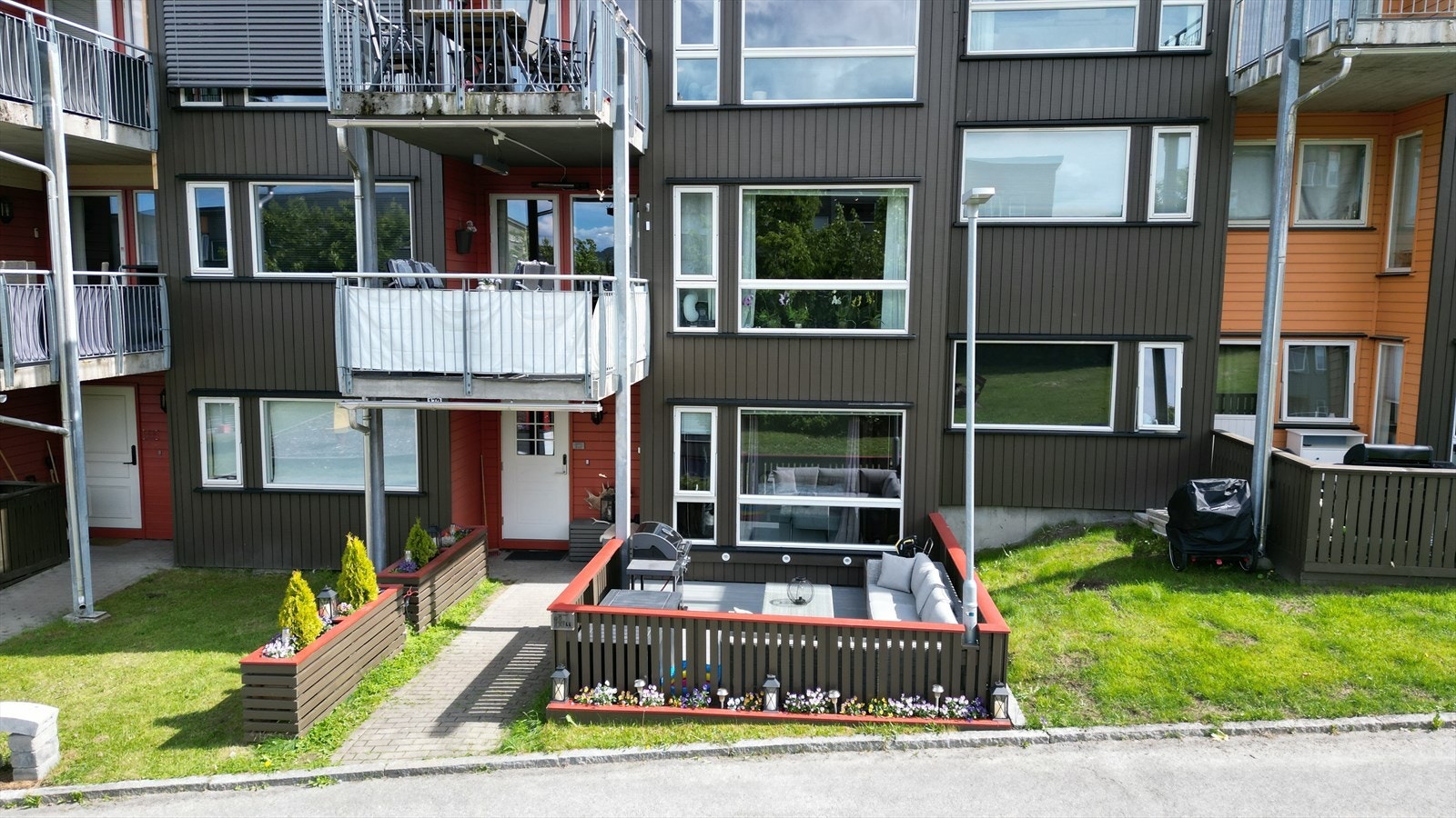 Leiligheten vender ut mot felles grøntareal. Privat inngang i leilighetens 1. etasje. Galleribilde