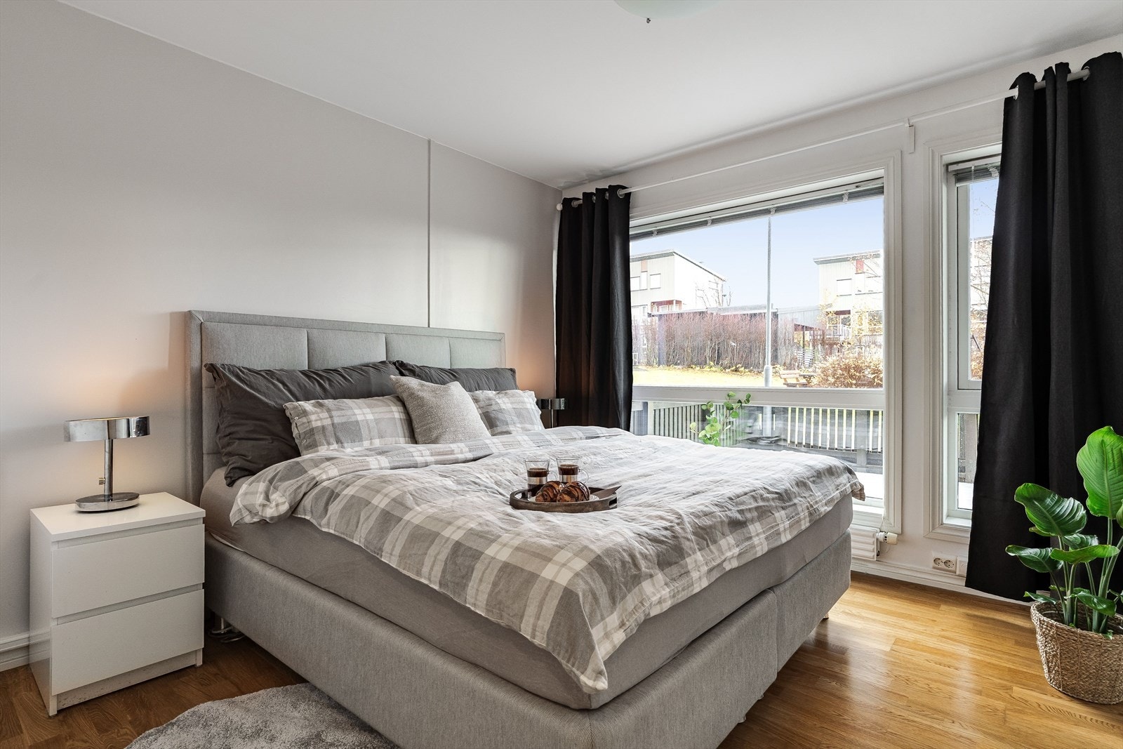 Stort soverom på 11m² med god plass til en romslig seng. Galleribilde