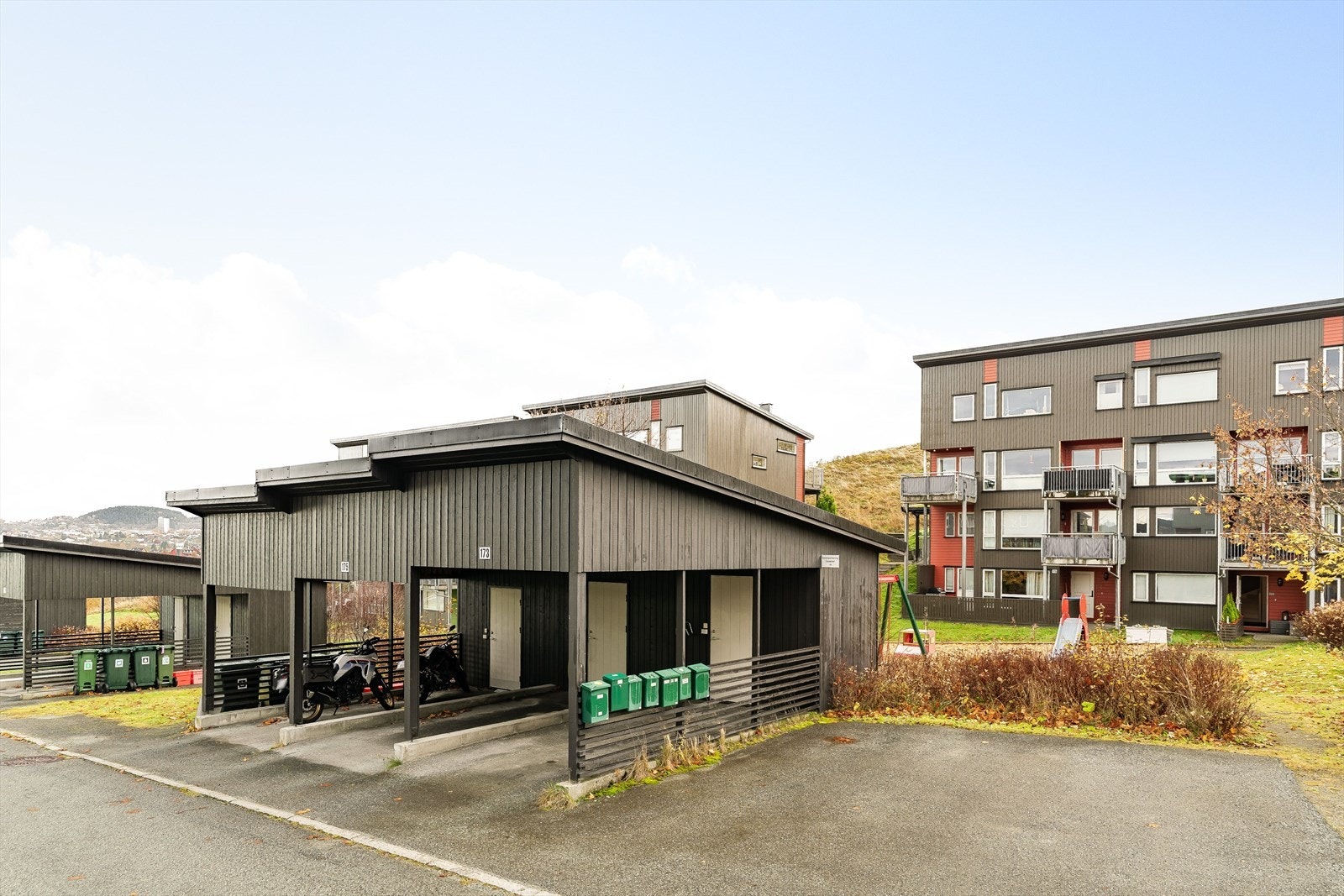 Boligen har en tilhørende carport og sportsbod. Velforeningen har også flere gjesteparkeringer som er gratis å benytte. Galleribilde