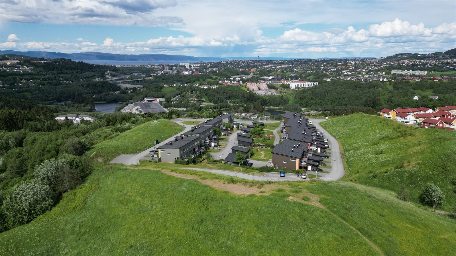 Aktiv Eiendomsmegling ved Ludvig Bøgseth har gleden av å presentere Okstadvegen 173 - en moderne og tiltalende leilighet over to etasjer. Galleribilde