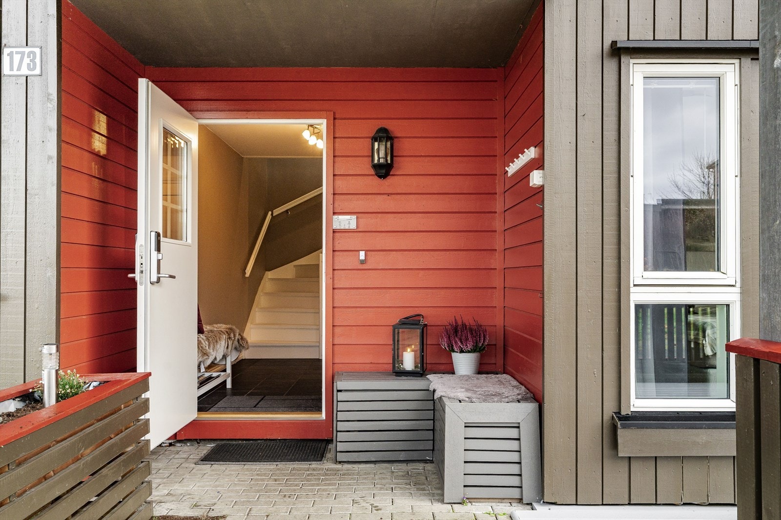 Hyggelig overbygd inngangspart. Galleribilde